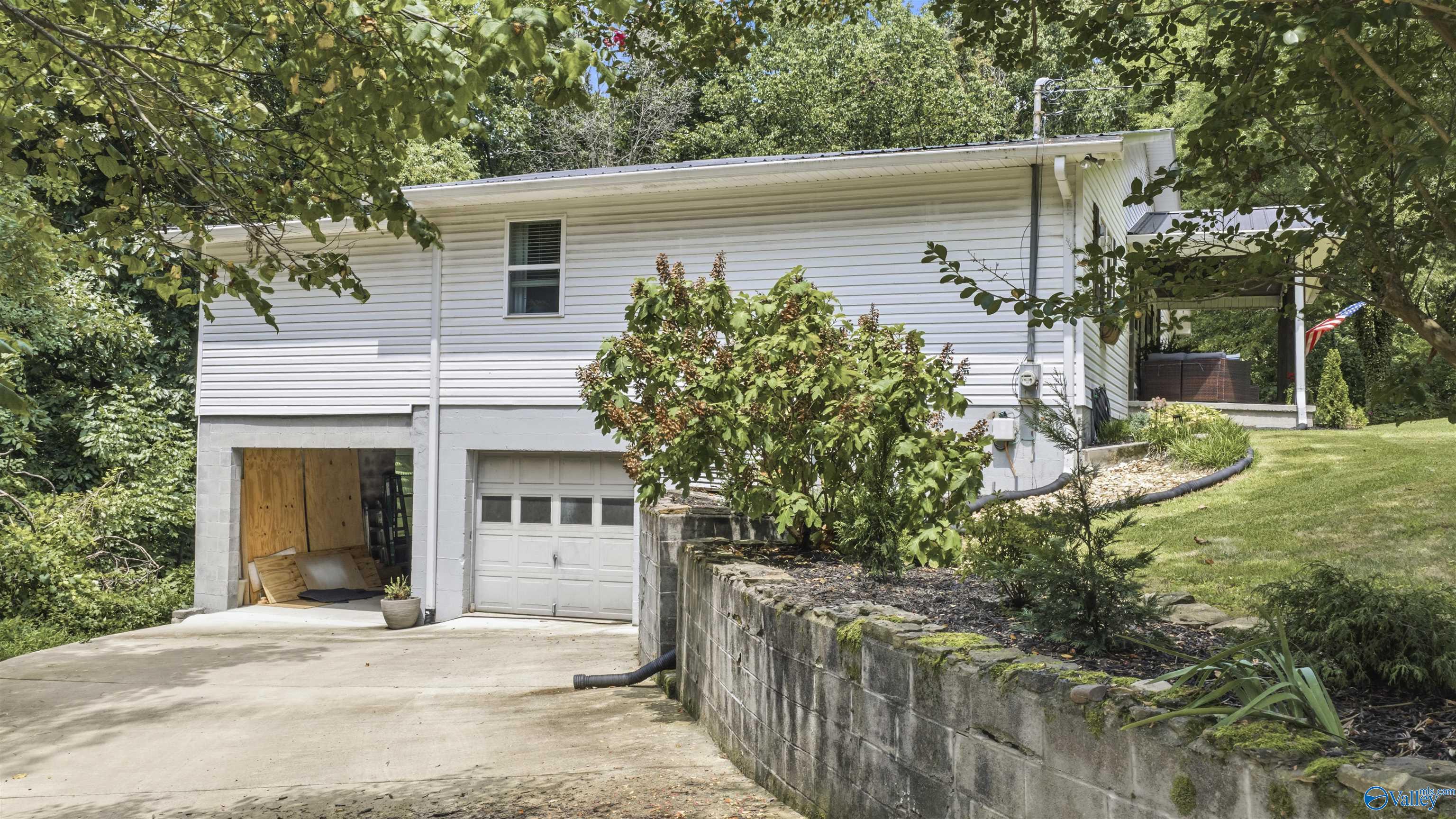 718 Scenic Road E