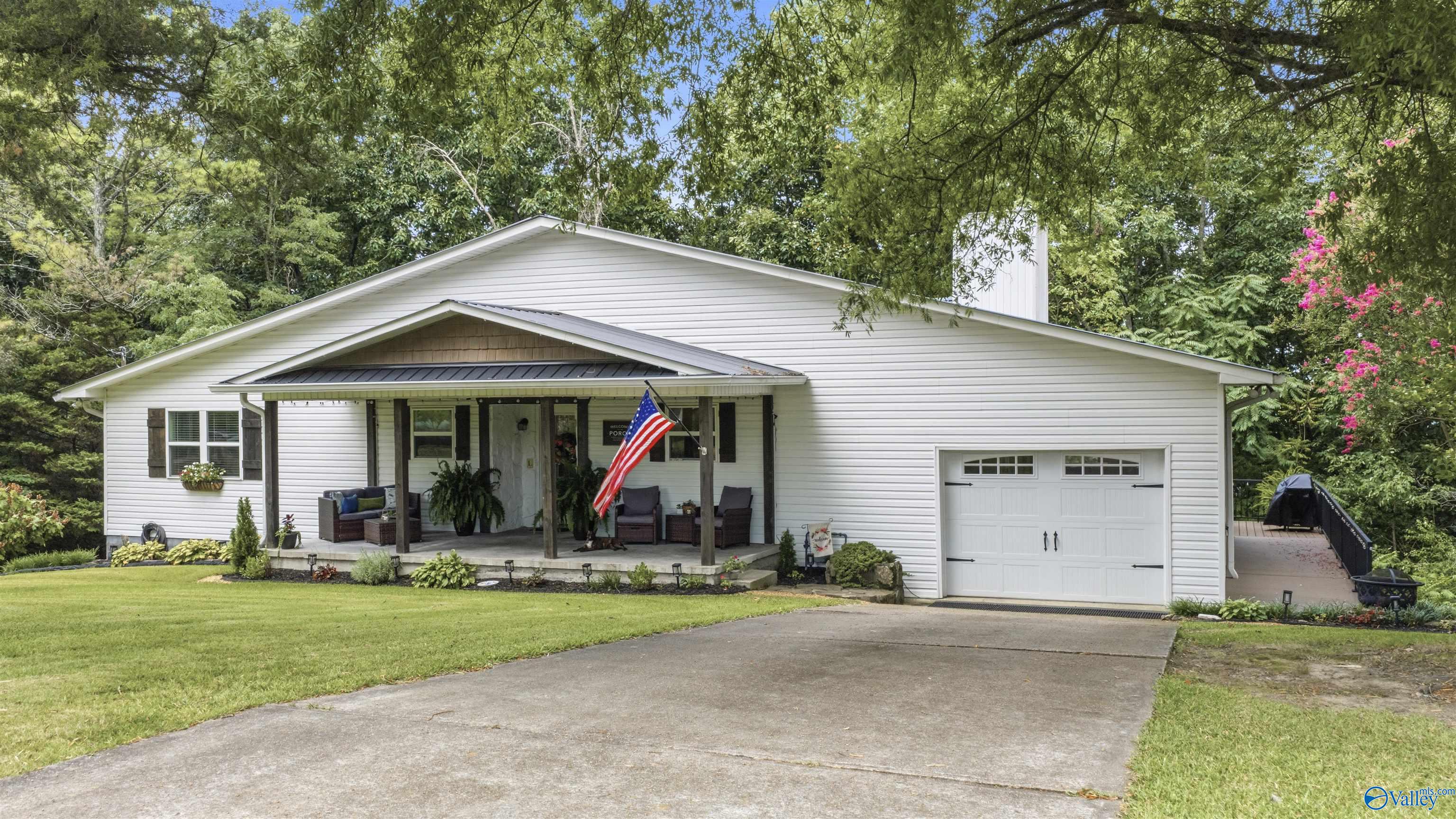 718 Scenic Road E