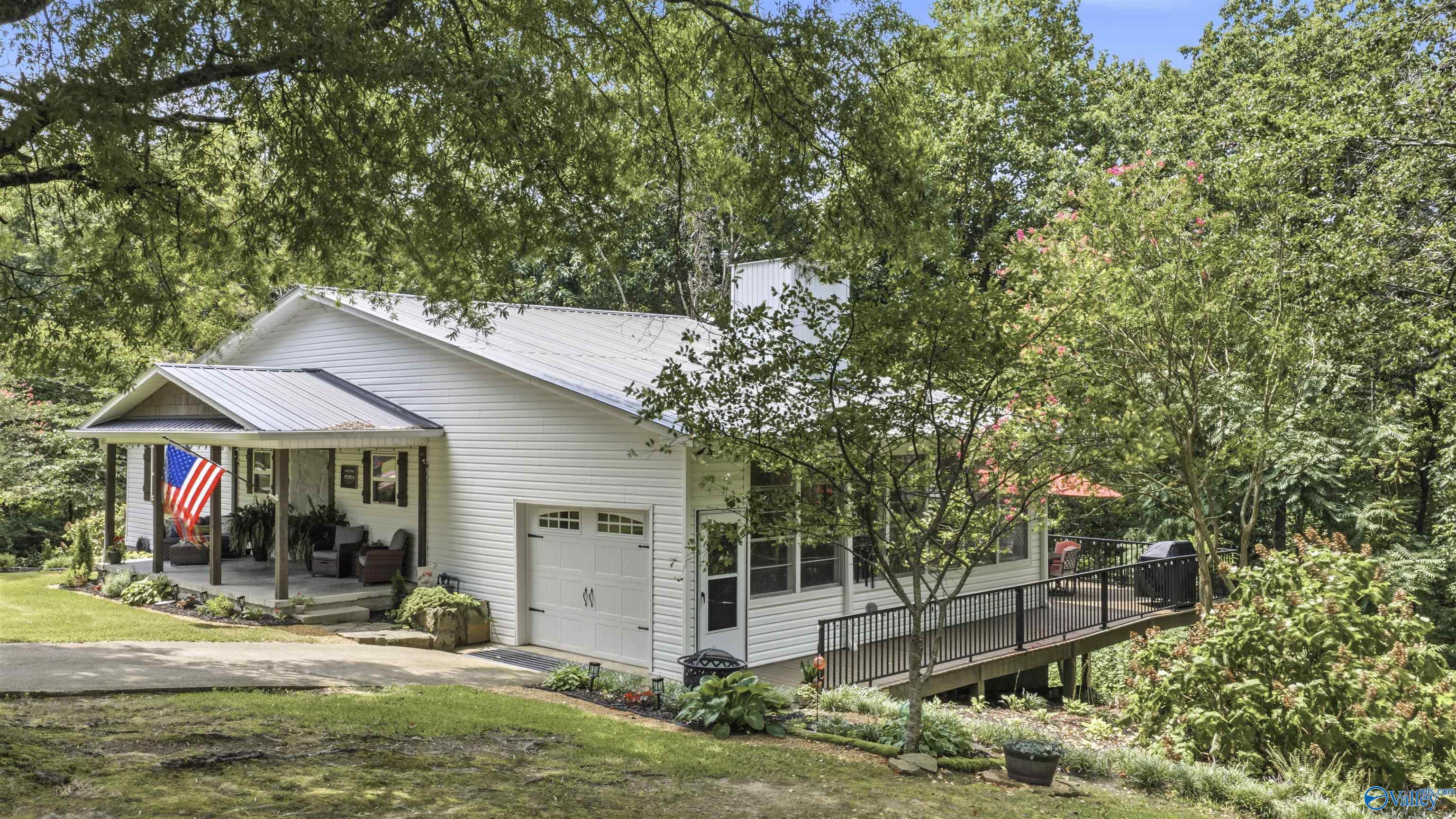718 Scenic Road E