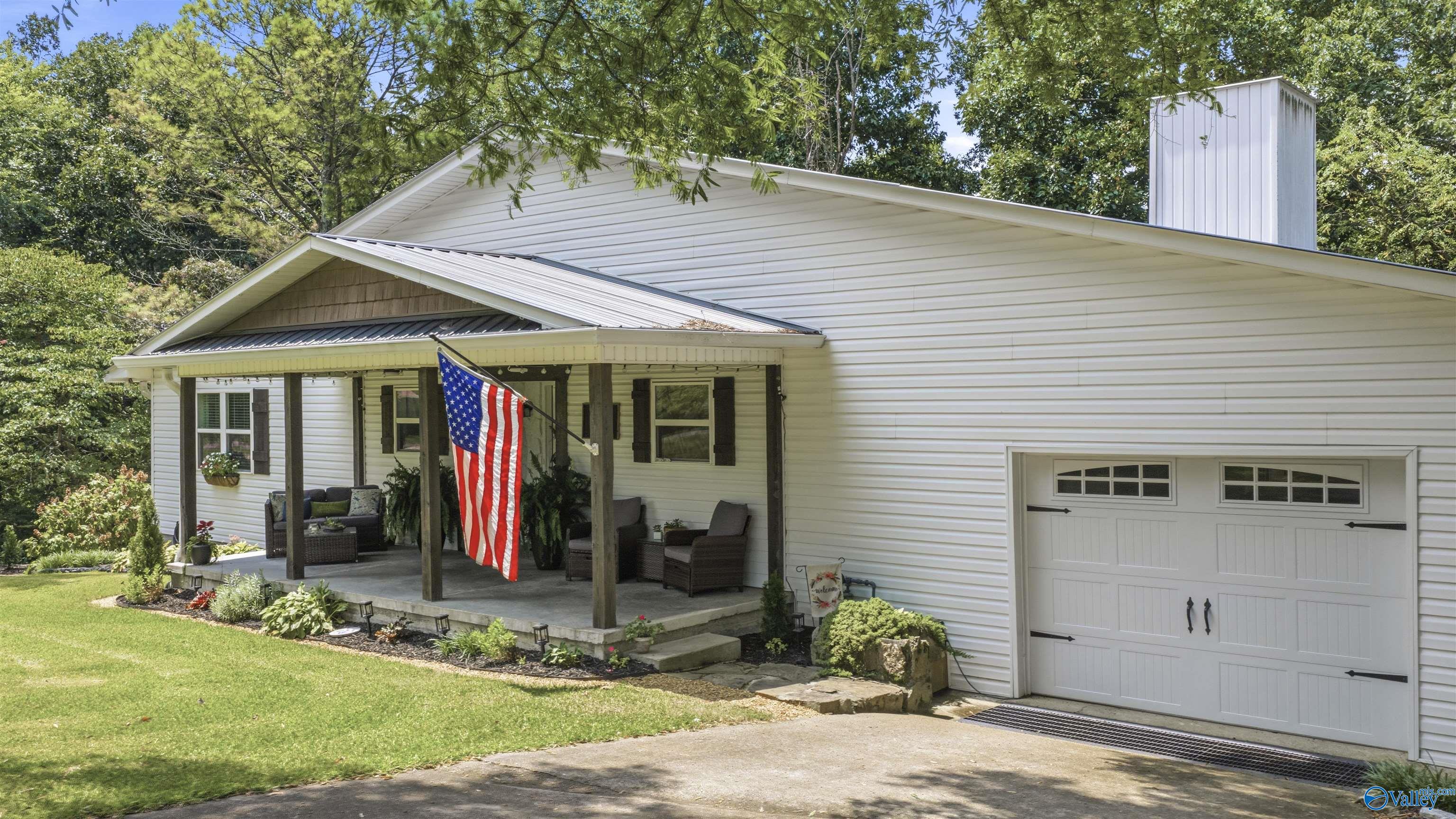 718 Scenic Road E