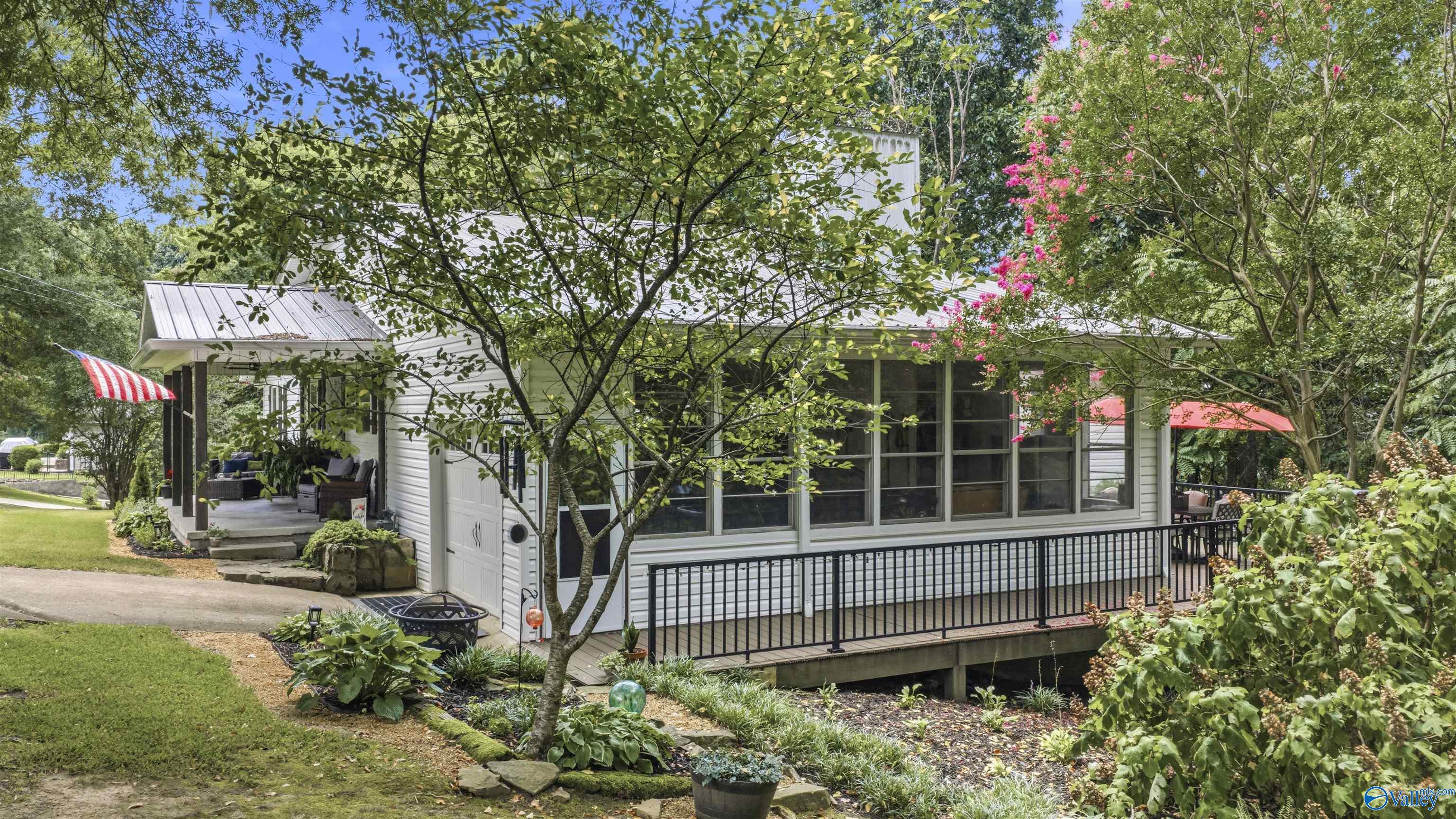 718 Scenic Road E