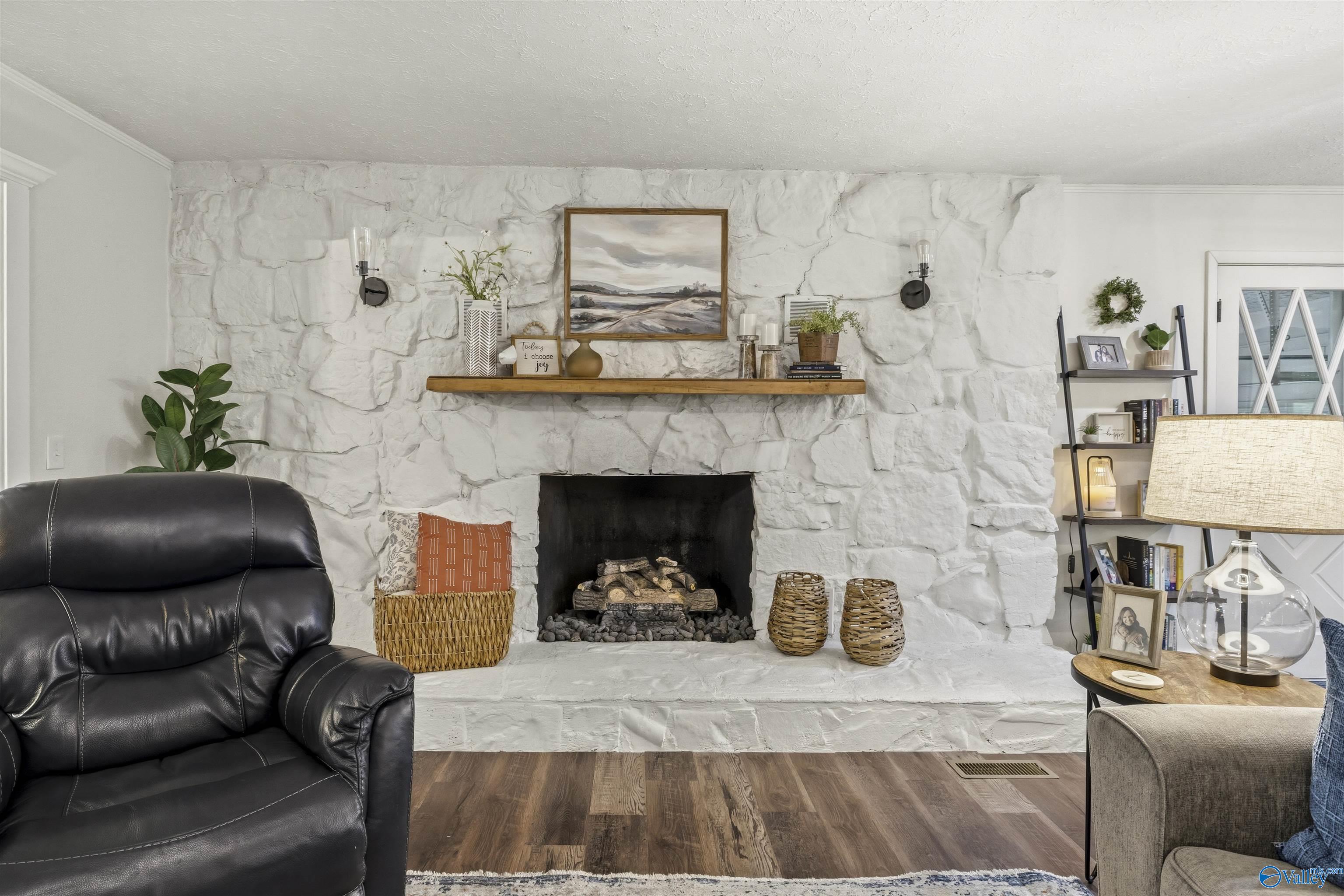 718 Scenic Road E