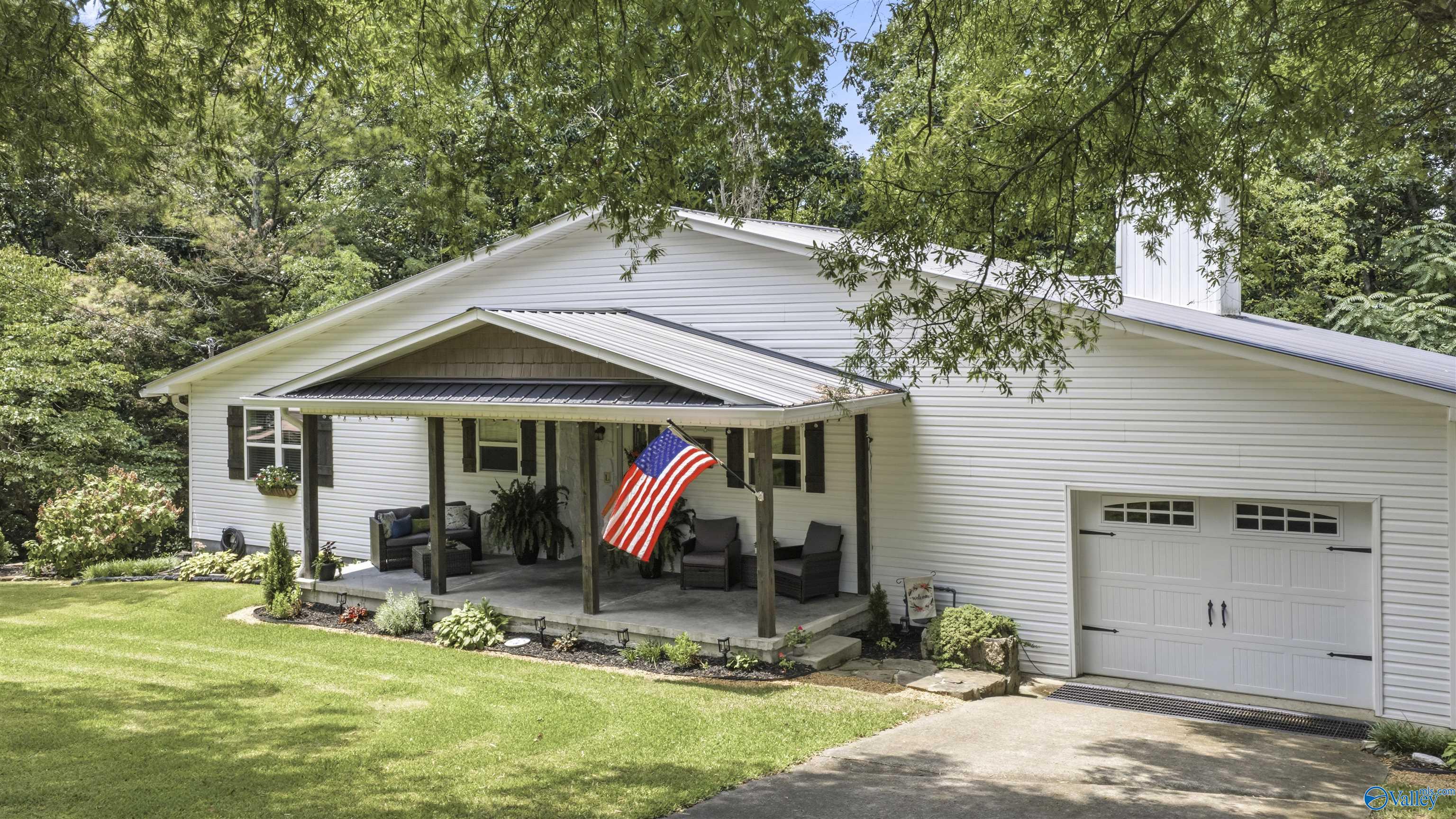718 Scenic Road E