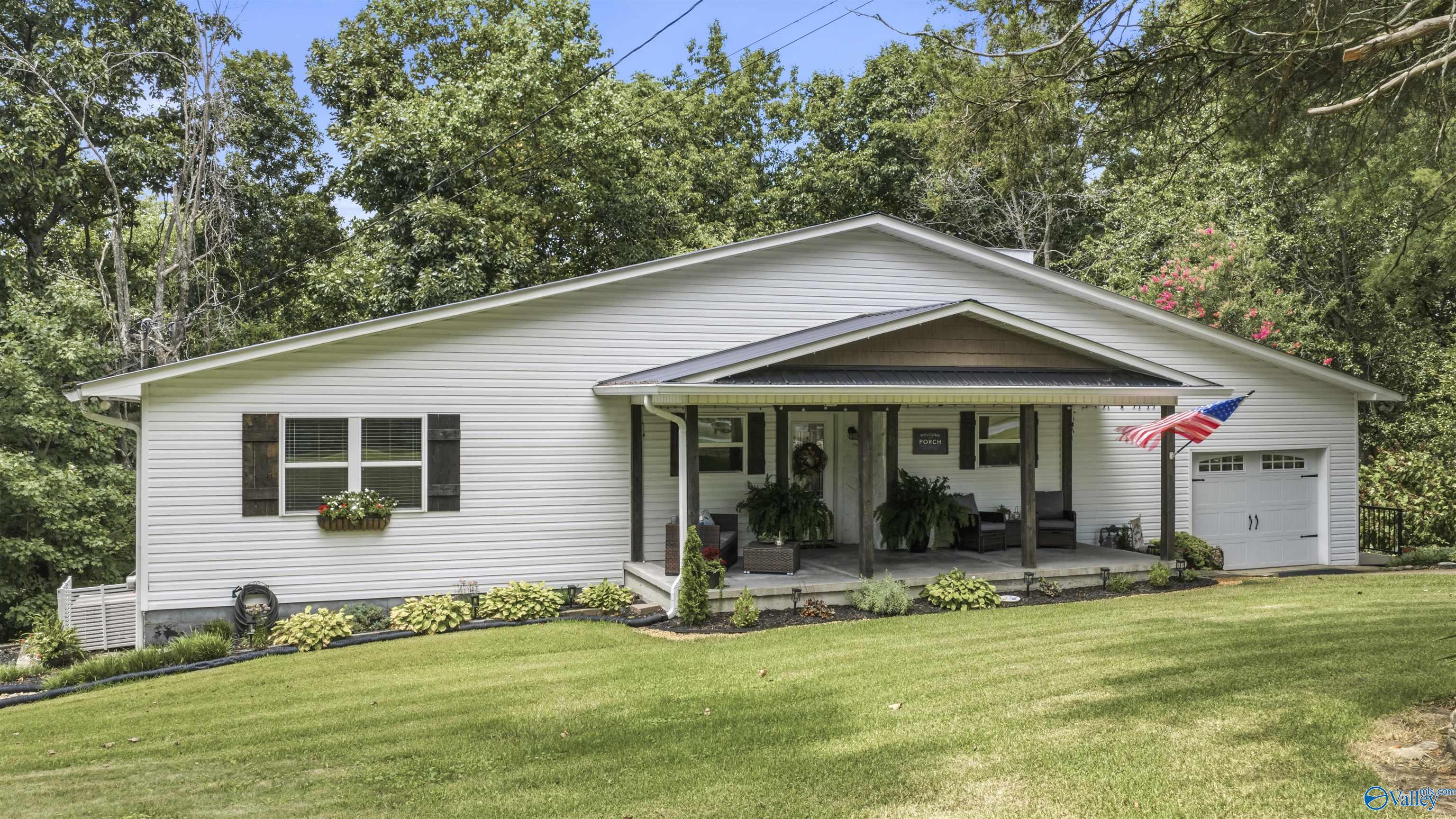 718 Scenic Road E