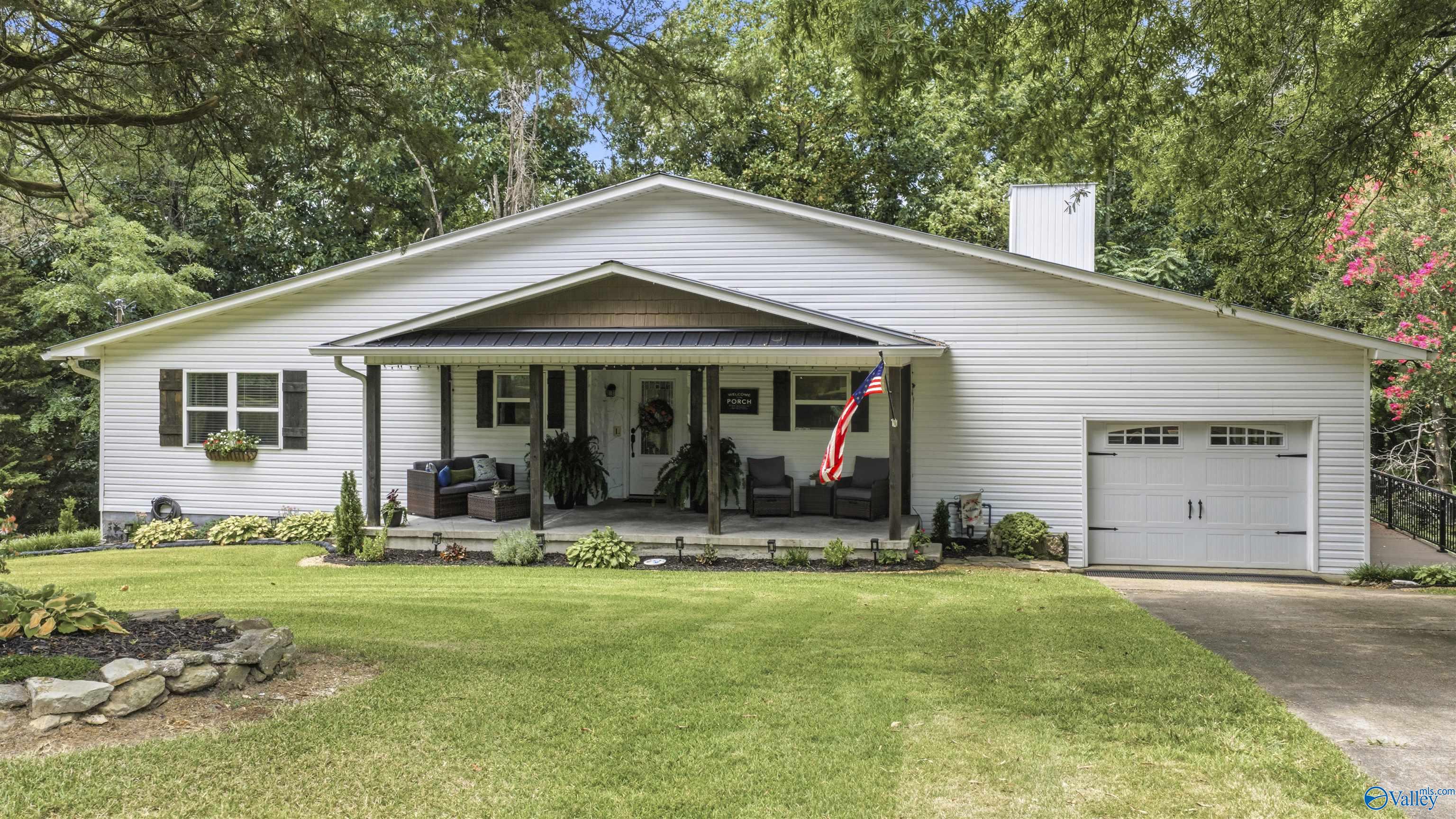 718 Scenic Road E