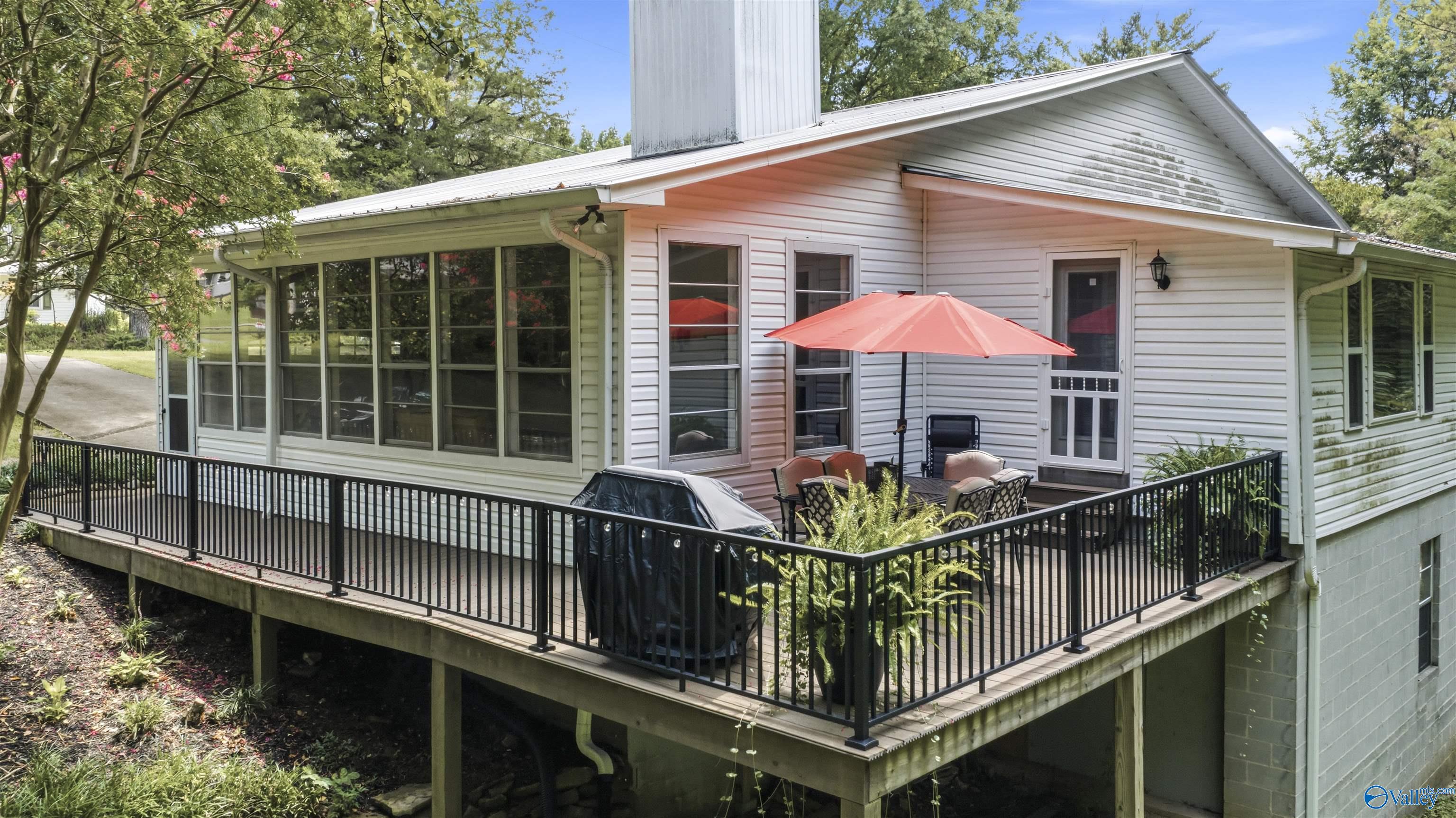 718 Scenic Road E