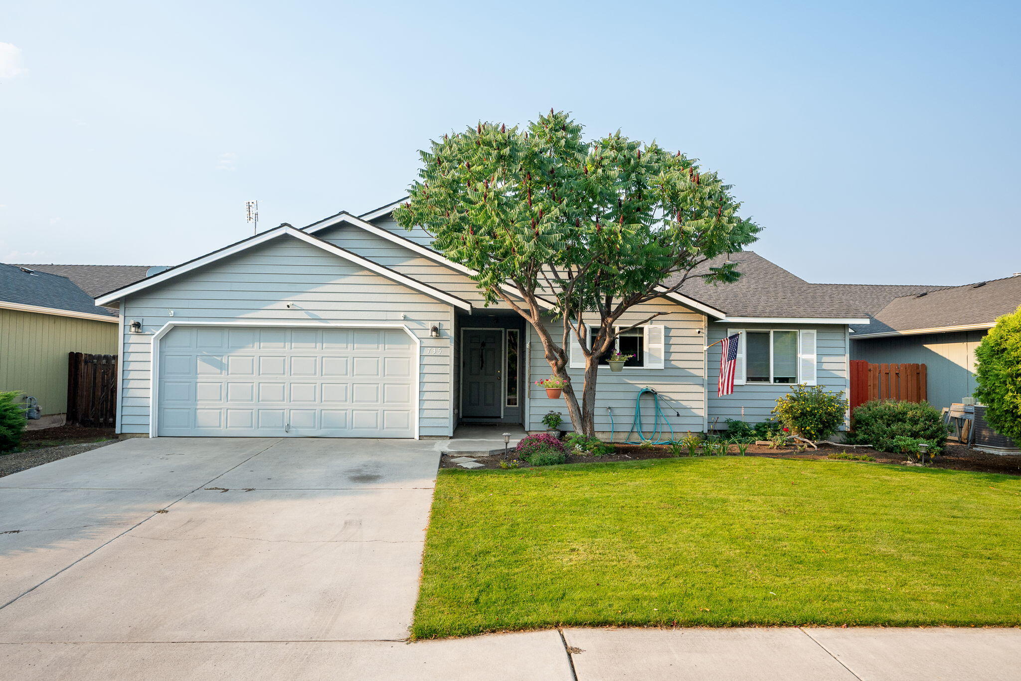 735 NE Oak Place