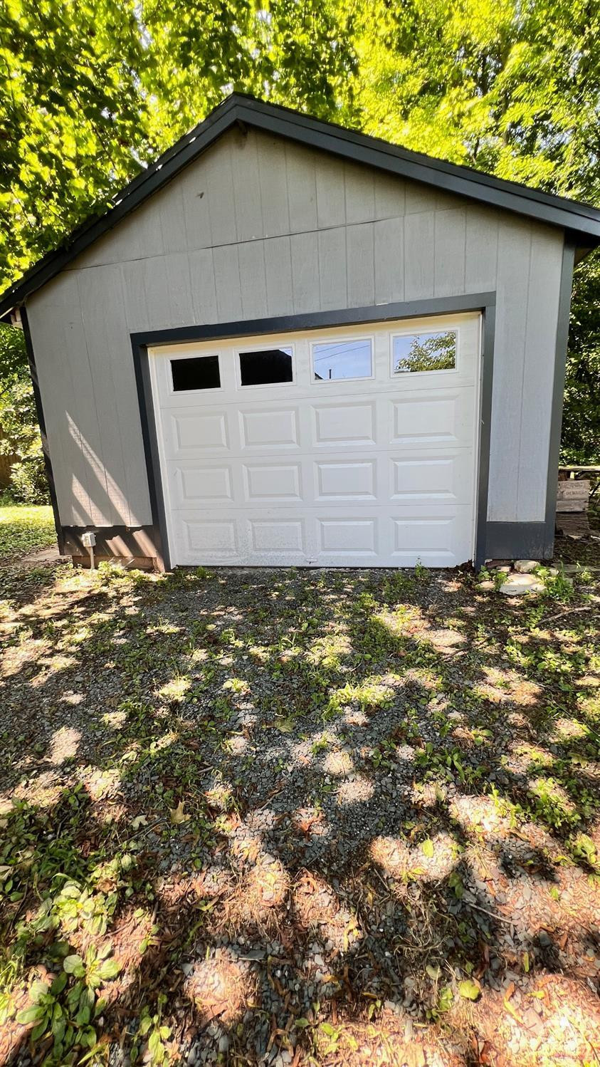 10 Lakeside Drive
