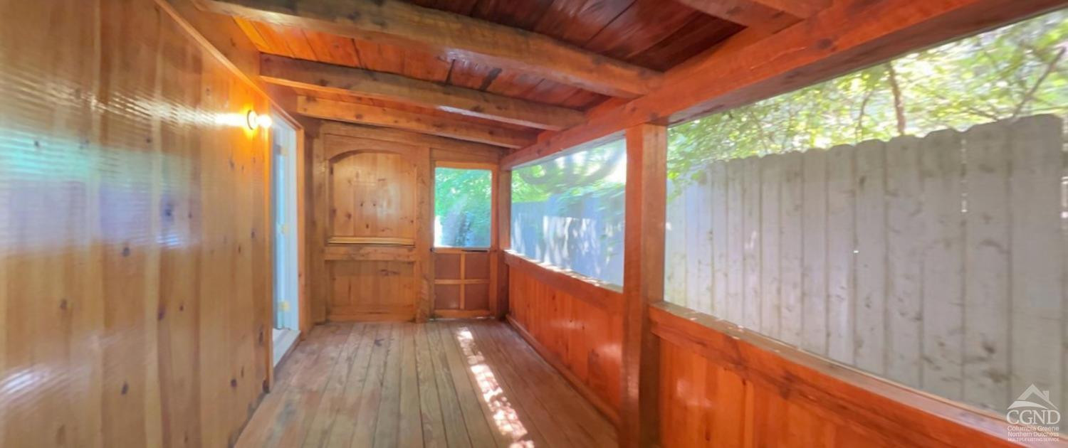 10 Lakeside Drive