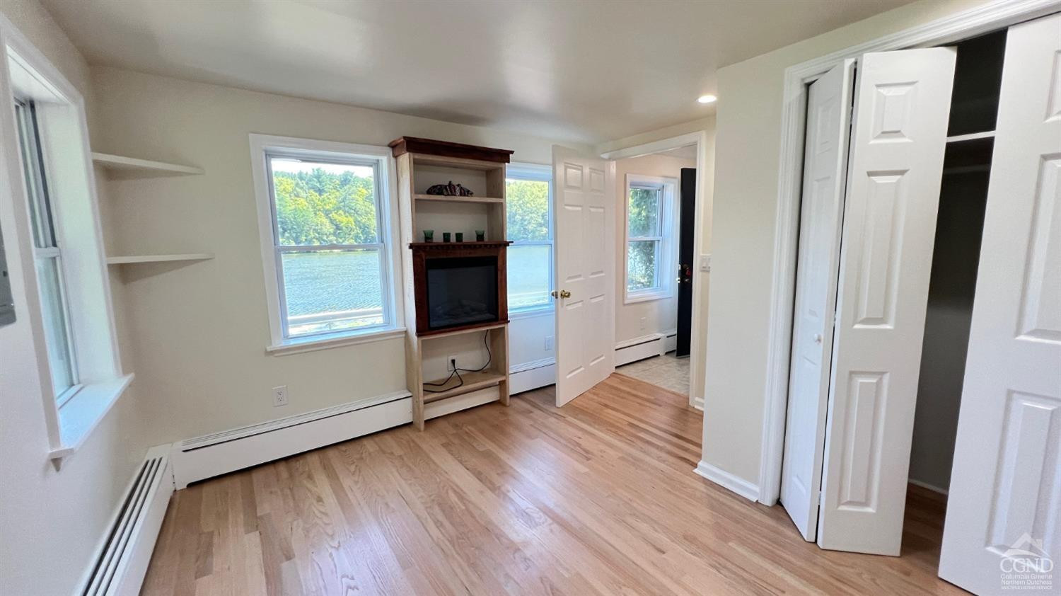 10 Lakeside Drive