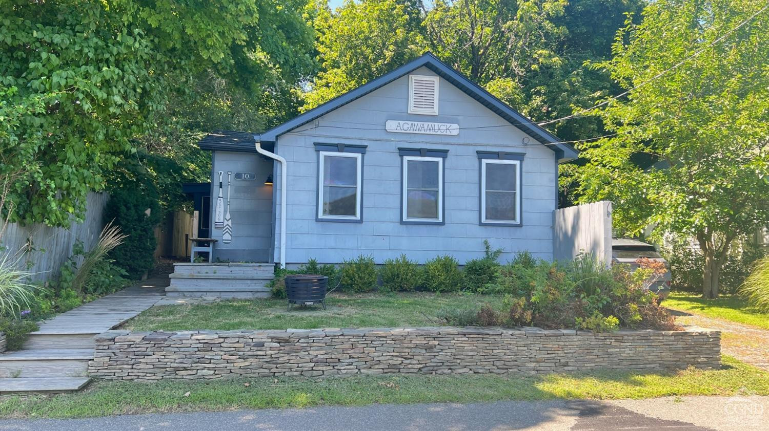 10 Lakeside Drive
