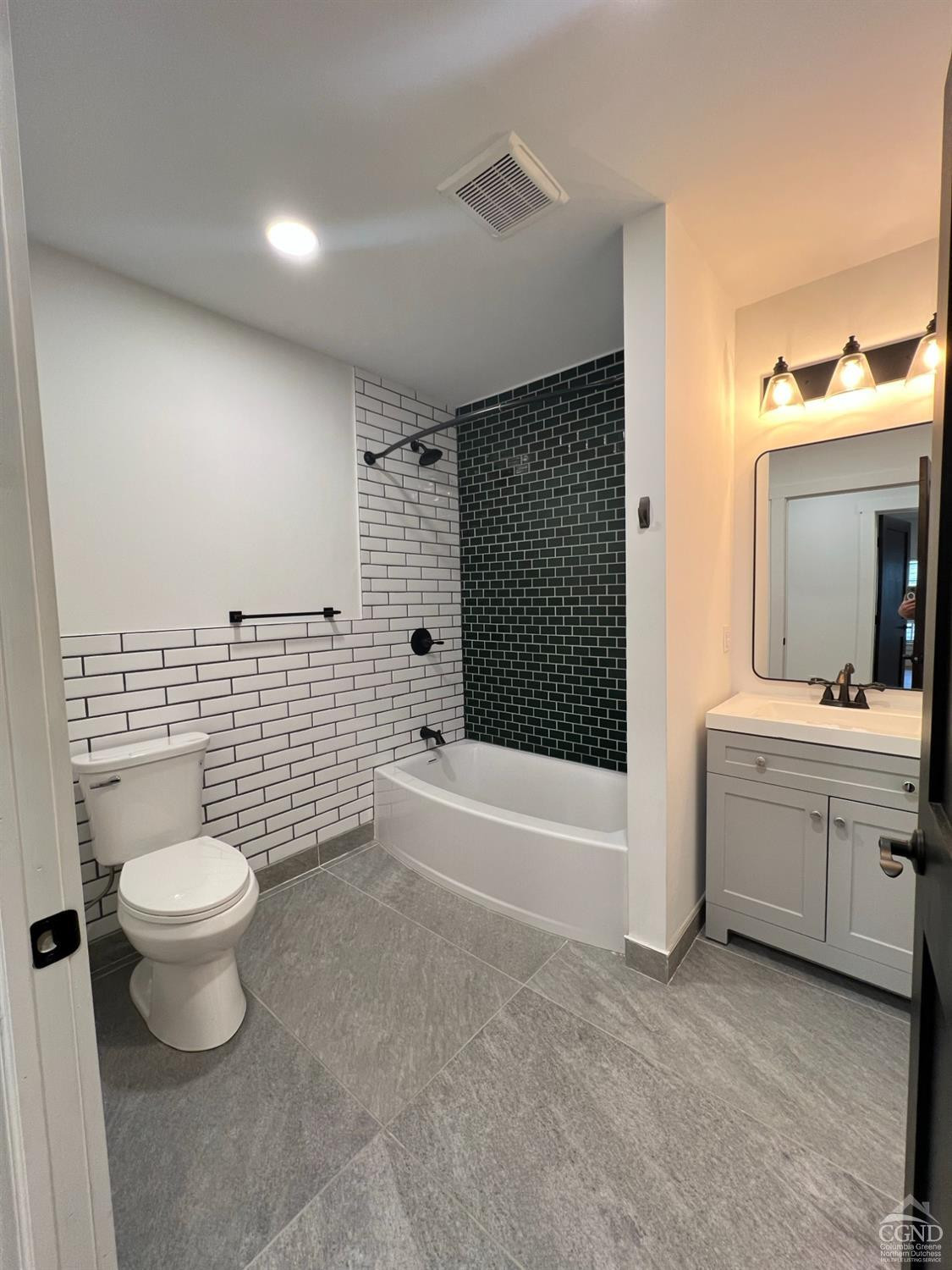 406 Main Street, 1E