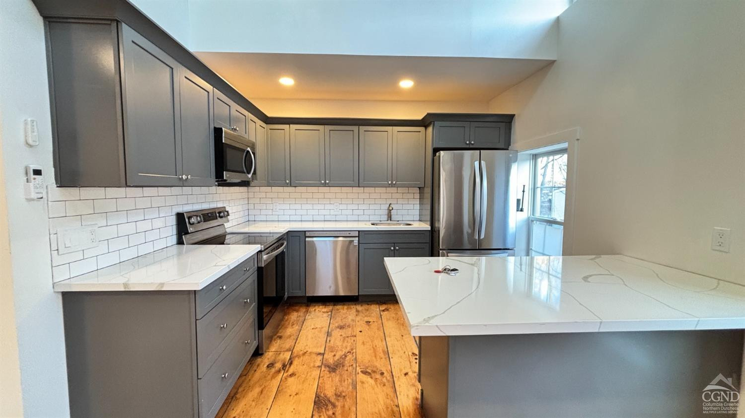 406 Main Street, 2W