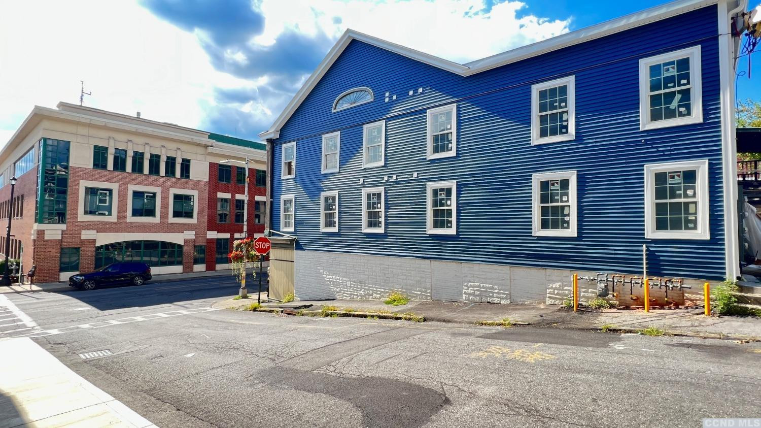 406 Main Street, 2W