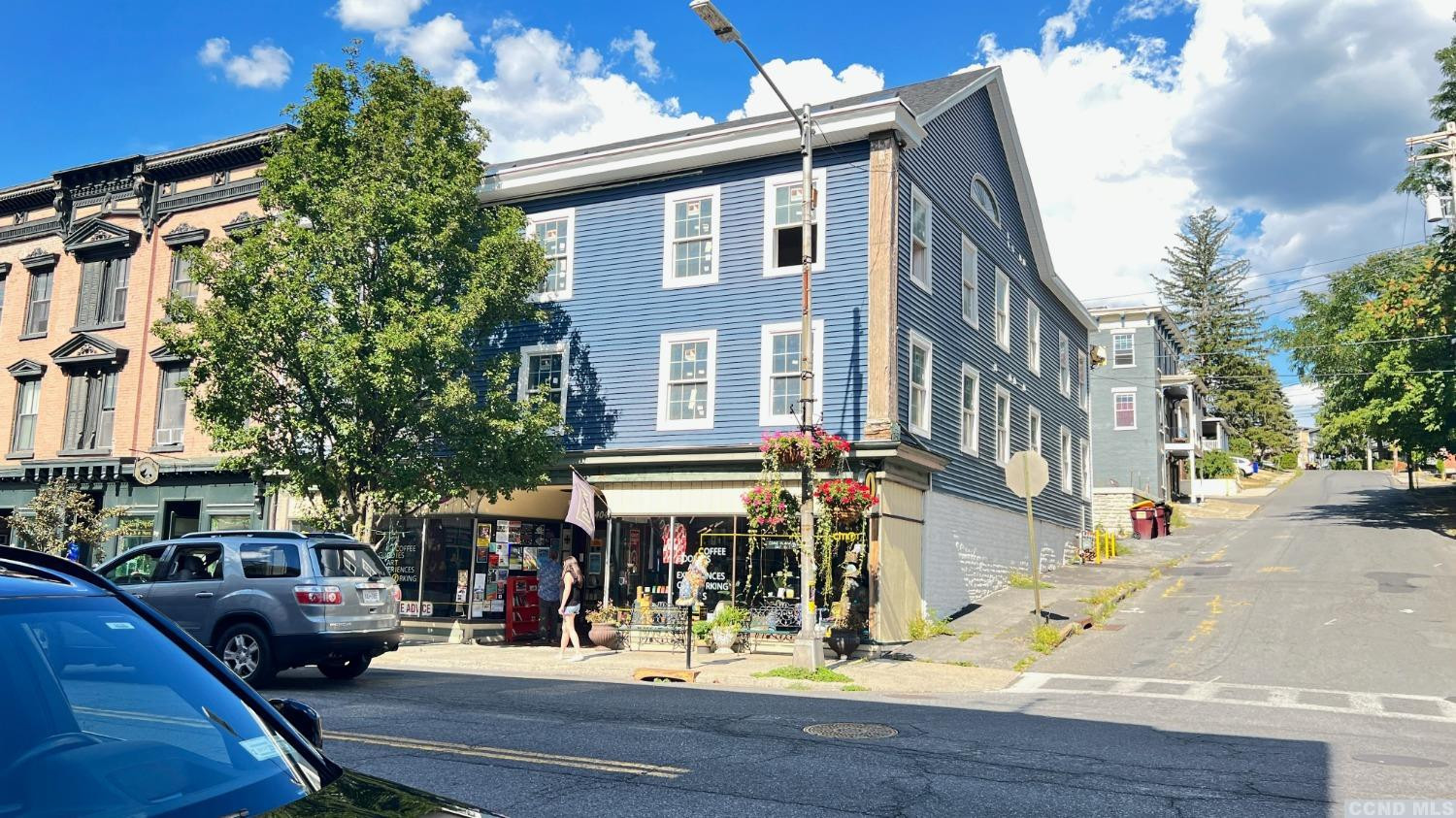 406 Main Street, 2W