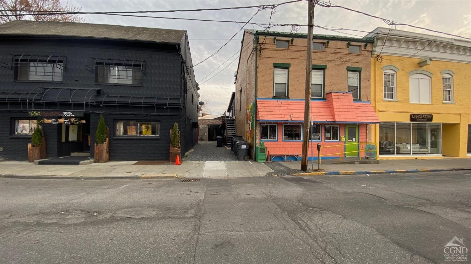 747 - 1/2 Columbia Street, 1
