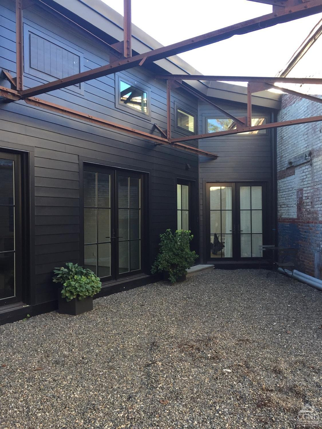 747 - 1/2 Columbia Street, 1