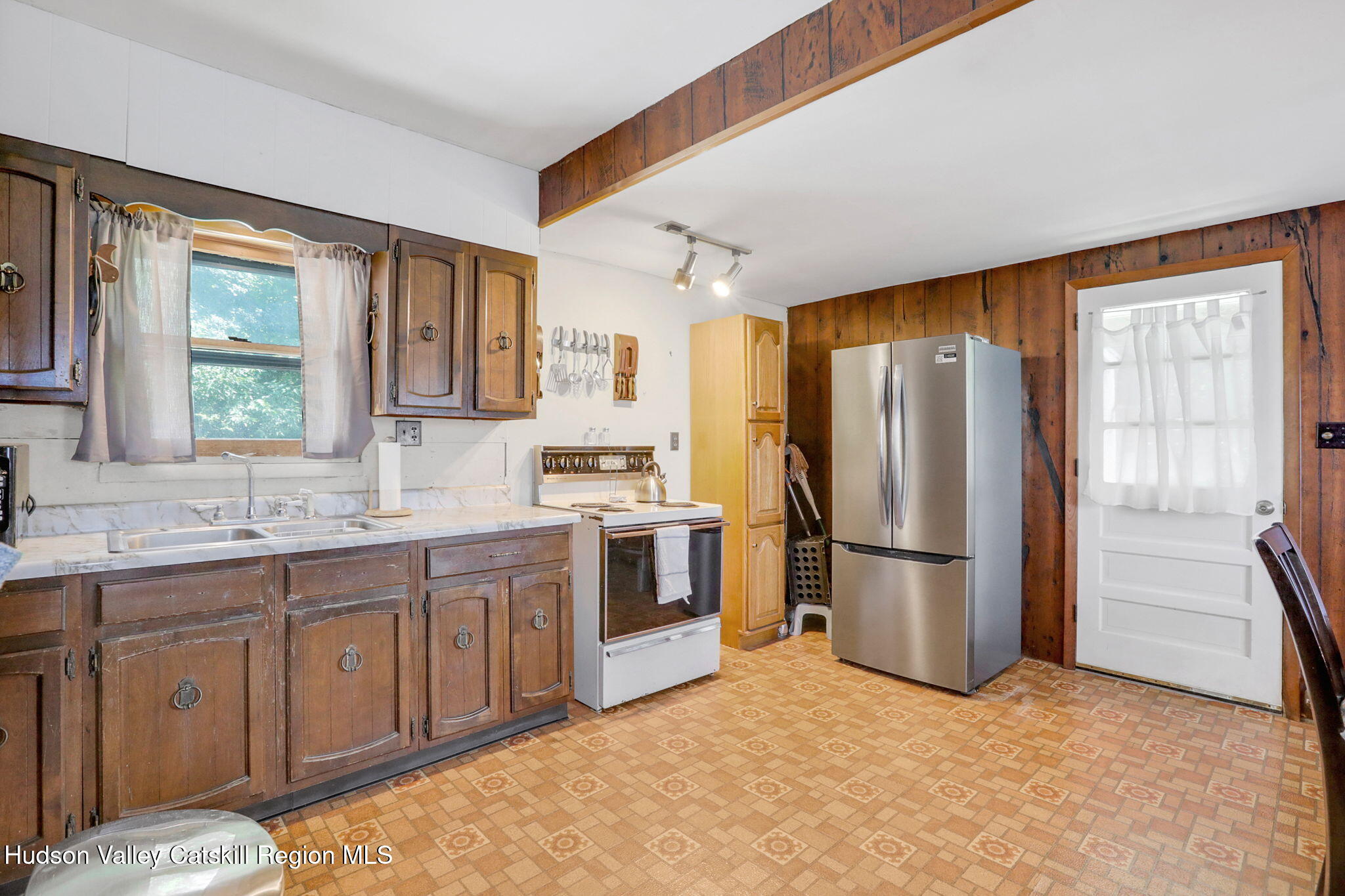 123 Railroad Avenue