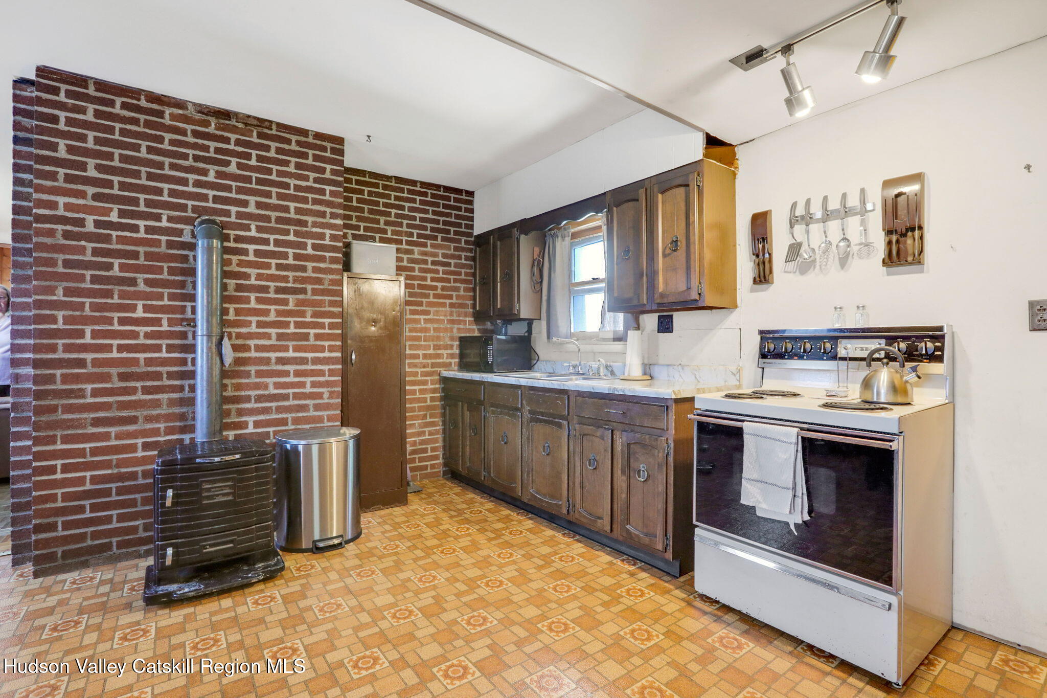 123 Railroad Avenue
