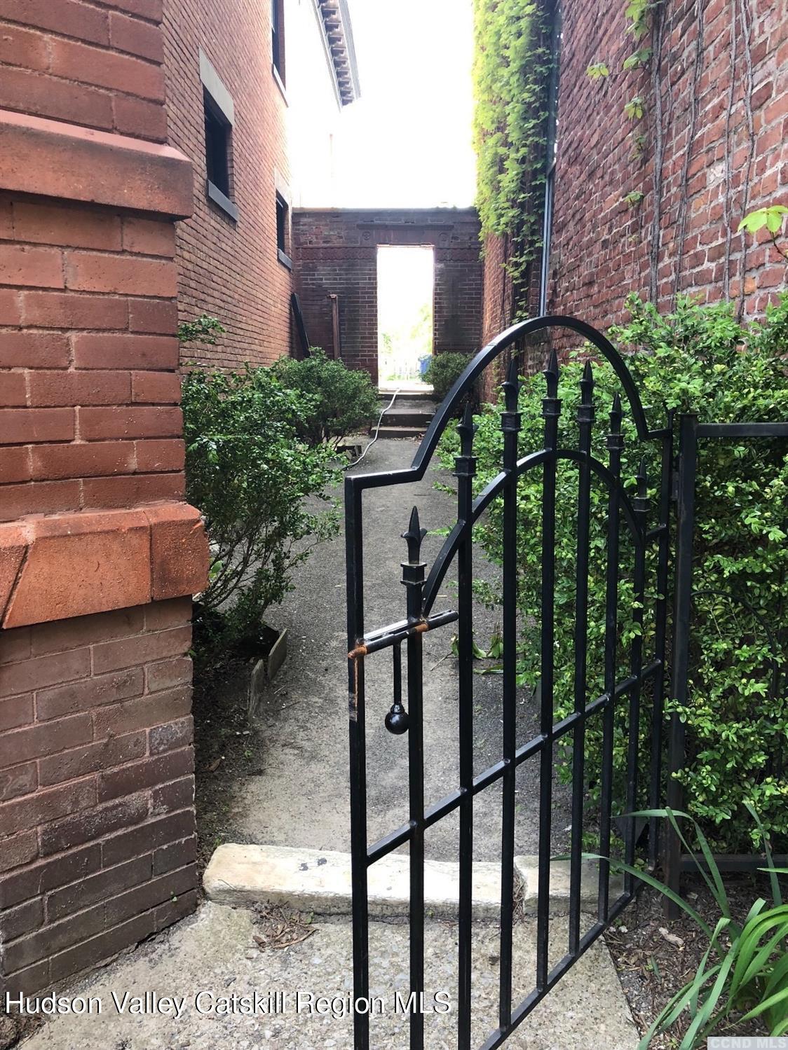 420 Warren Street, 3r