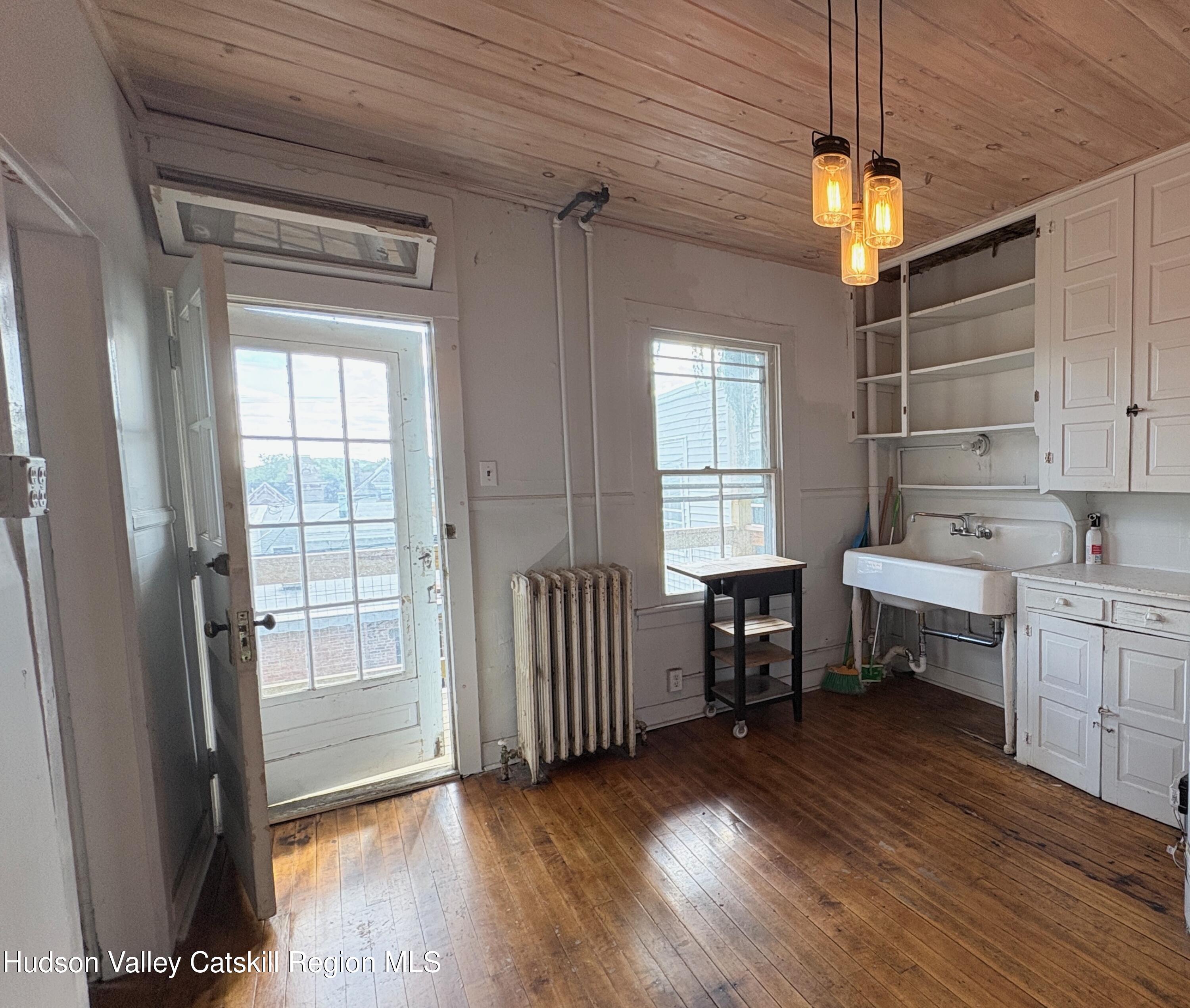 527 Columbia Street, #1