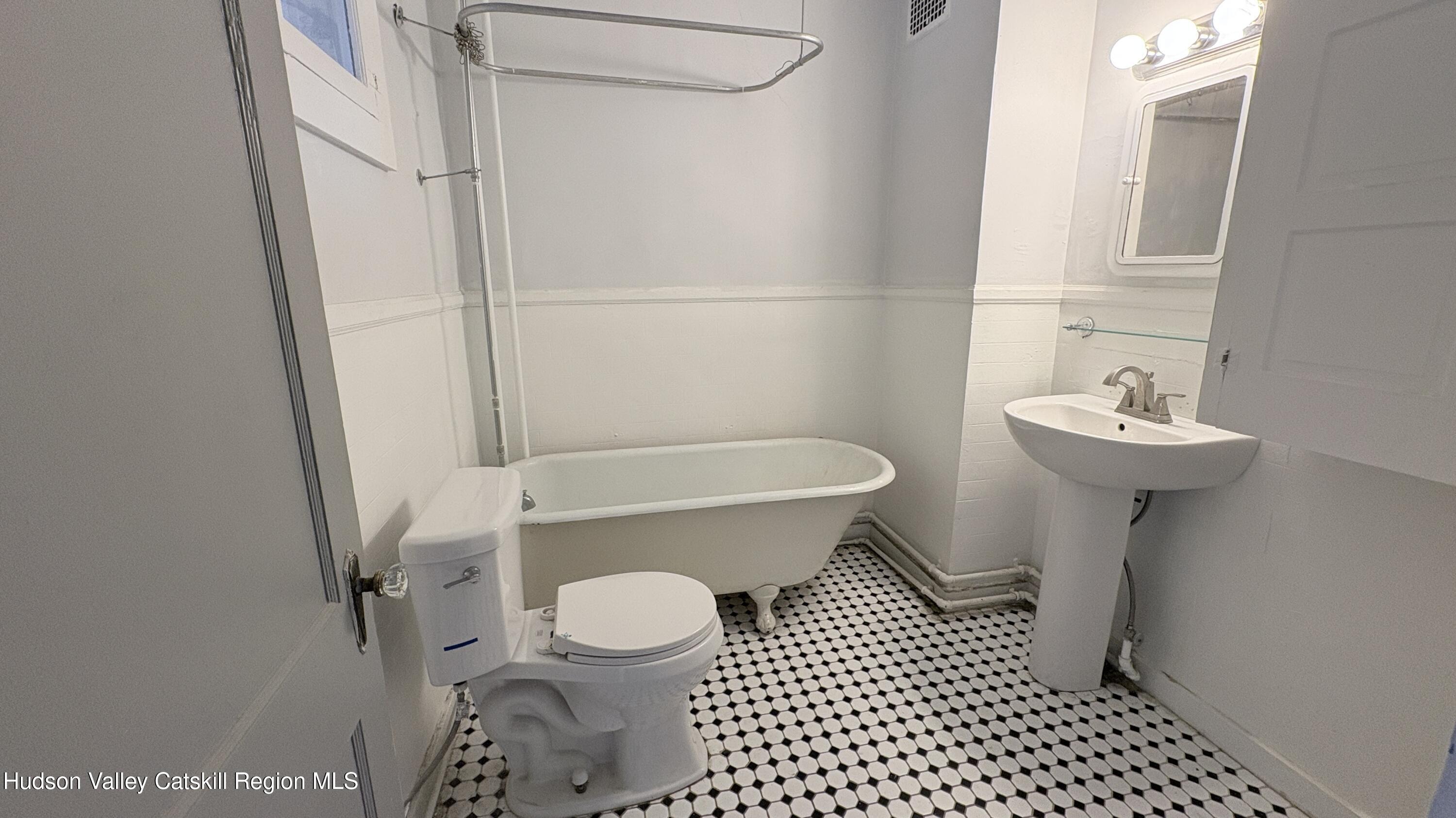 527 Columbia Street, #1