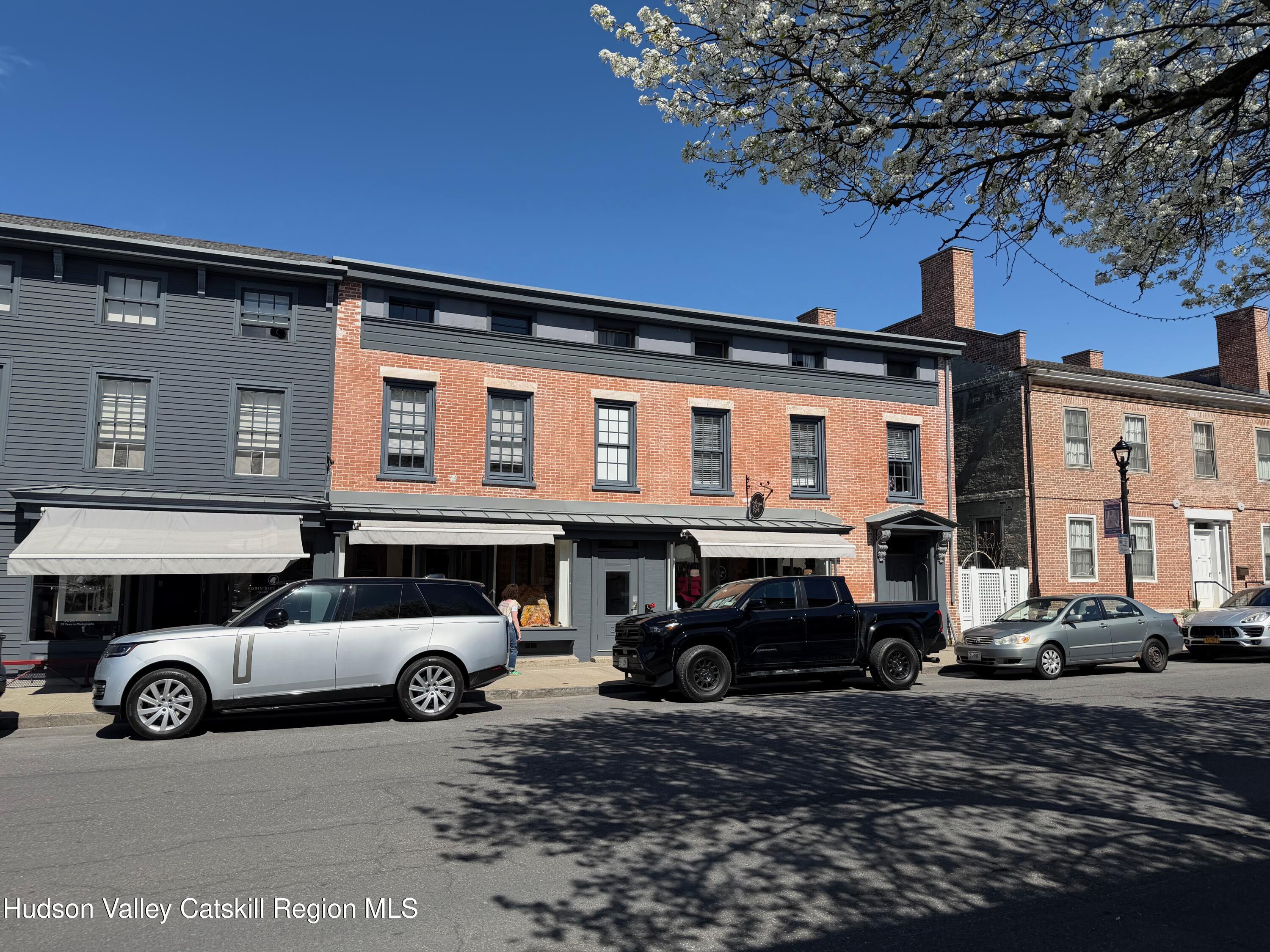 238 Warren Street E