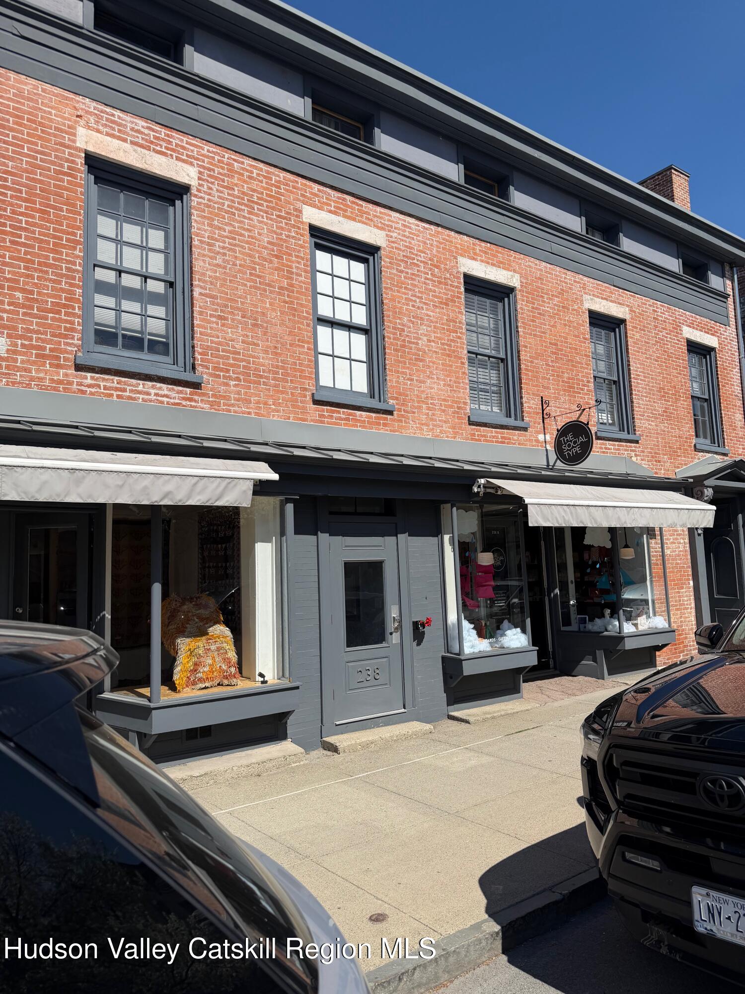 238 Warren Street E