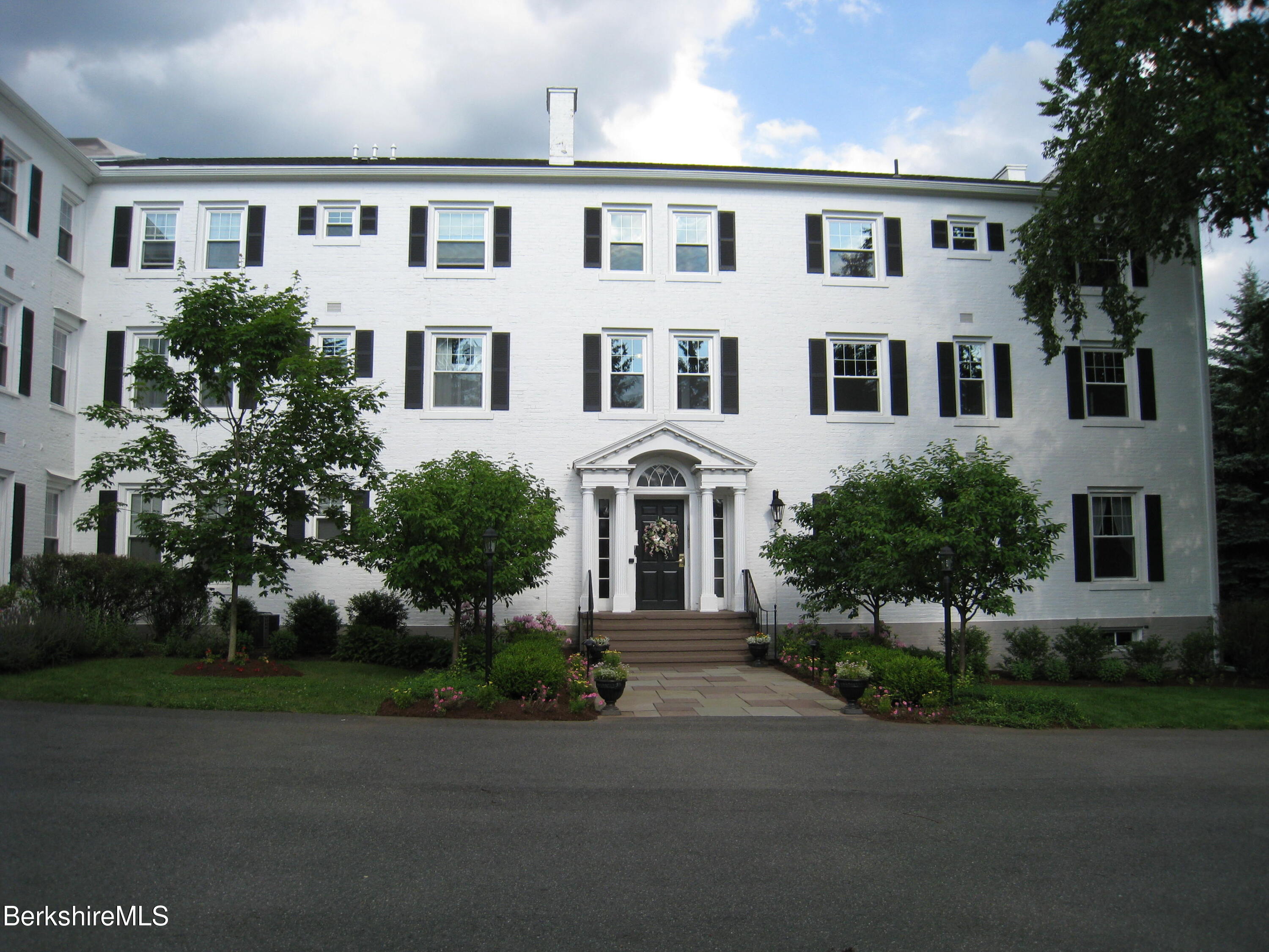 33 Maplewood Ave, 305