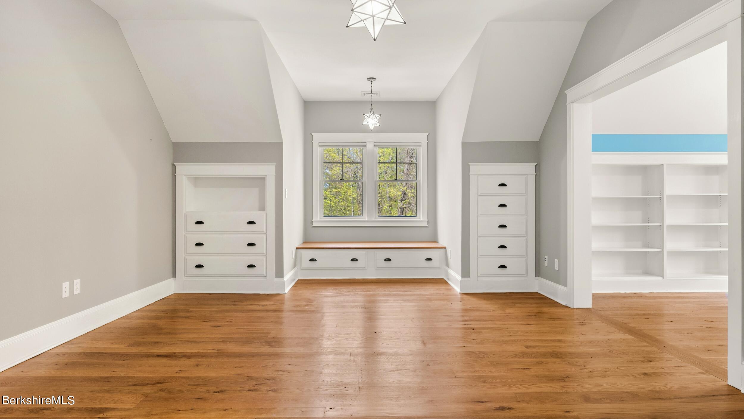 206 Hillsdale Rd