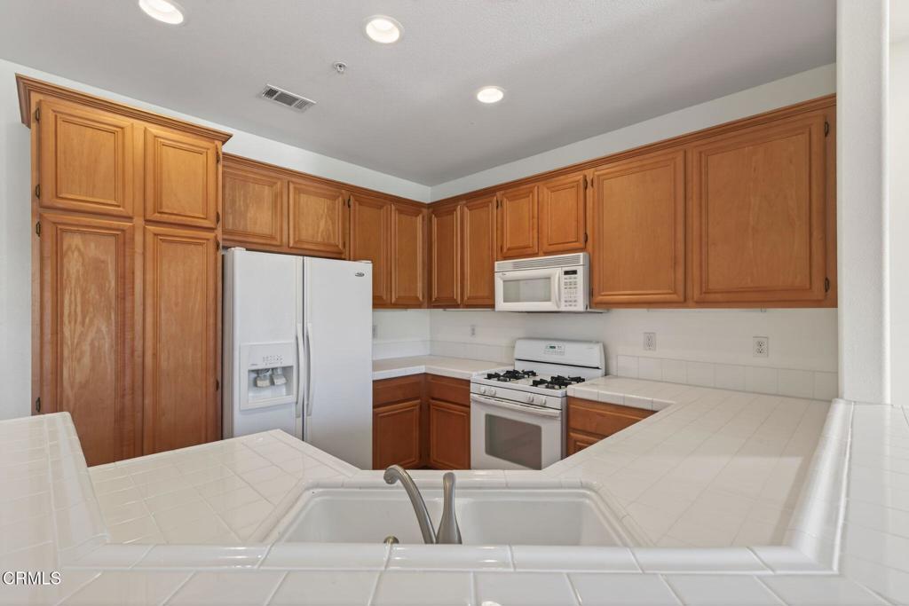 2389 N Ventura Avenue