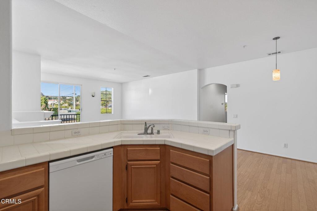 2389 N Ventura Avenue