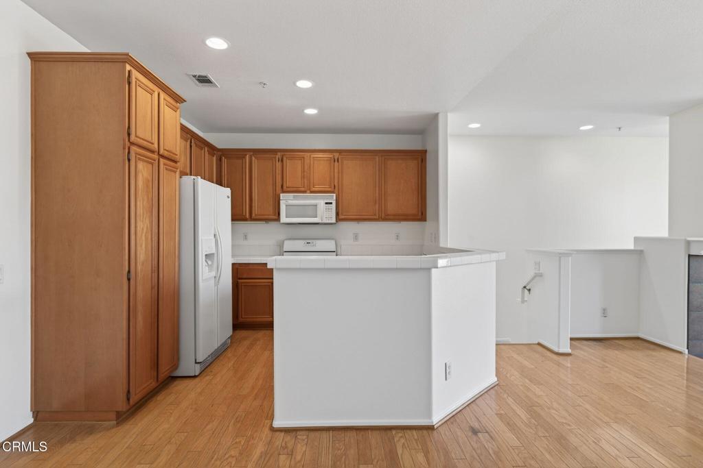 2389 N Ventura Avenue