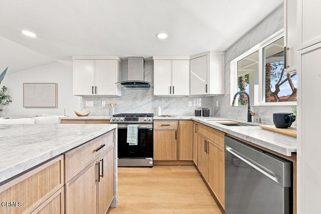 975 E Avenida De Los Arboles