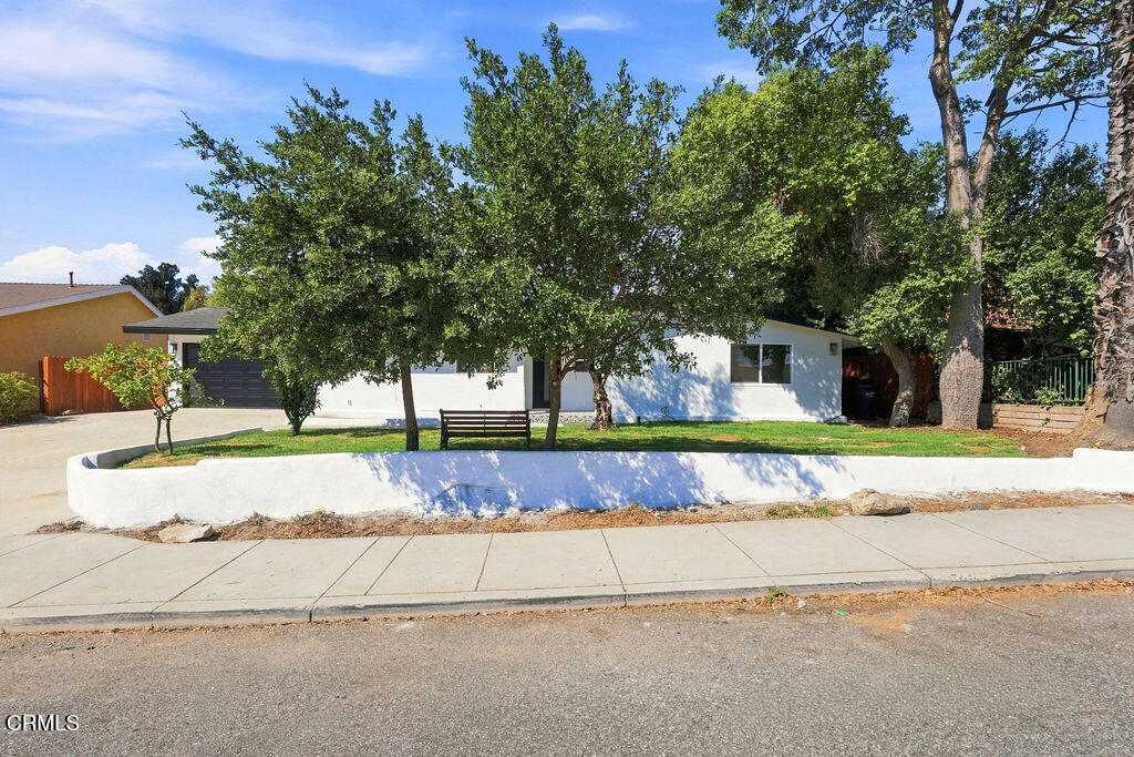 975 E Avenida De Los Arboles