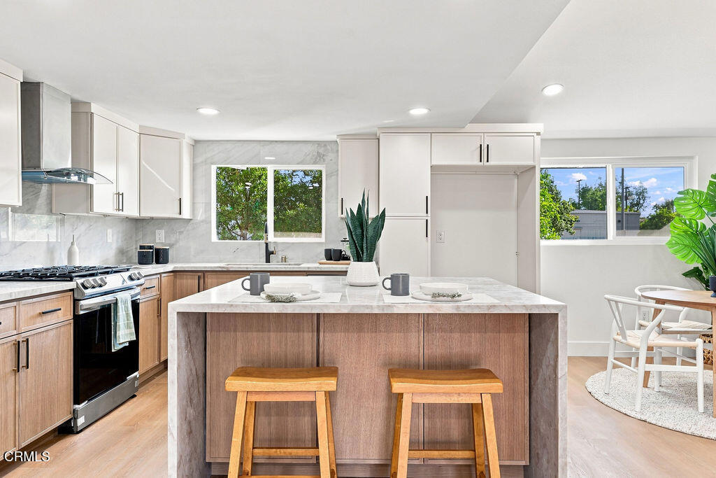 975 E Avenida De Los Arboles