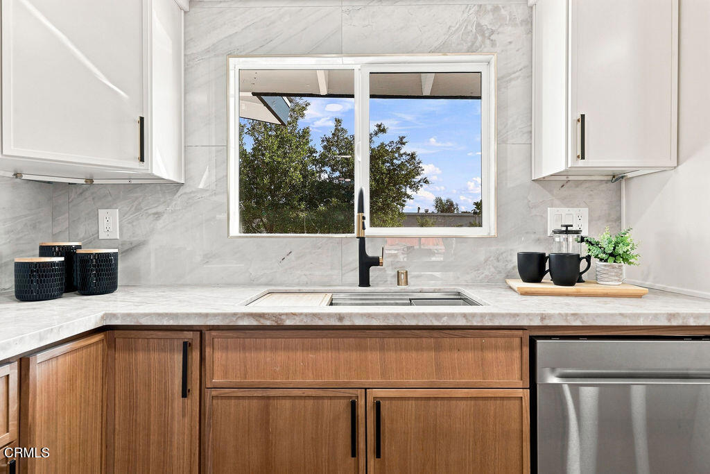 975 E Avenida De Los Arboles