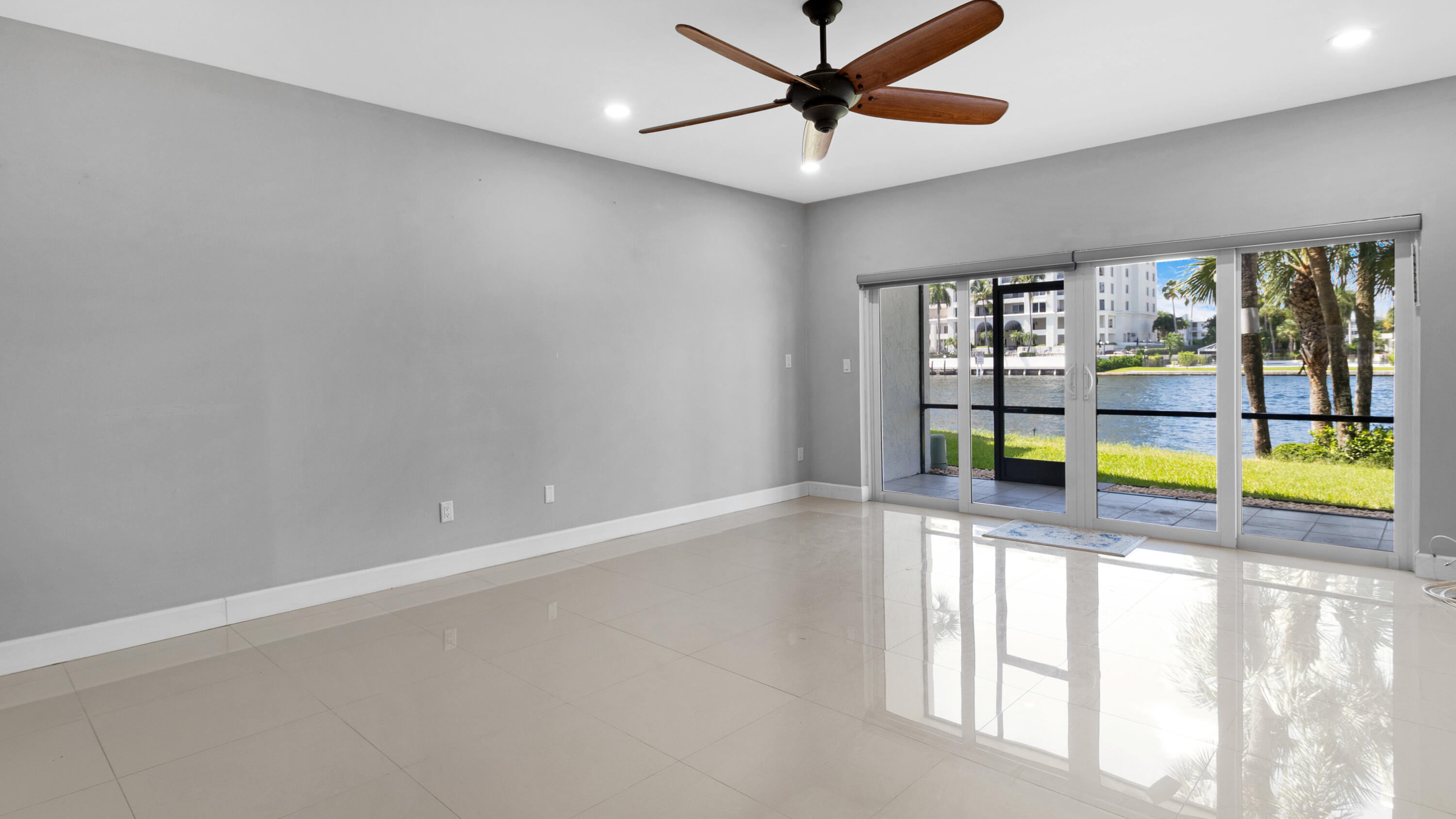 1301 N RIVERSIDE Drive 7