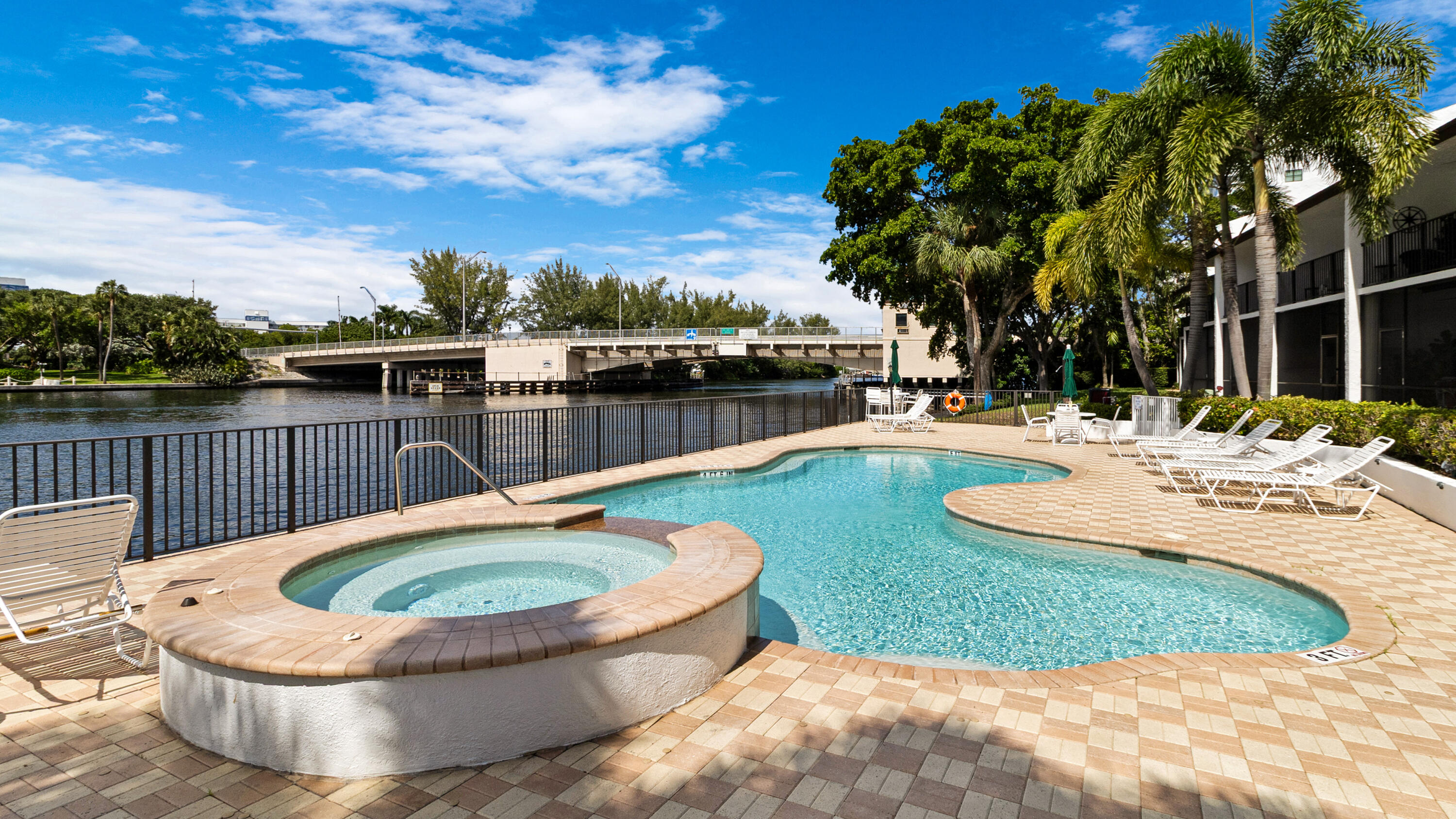 1301 N RIVERSIDE Drive 7