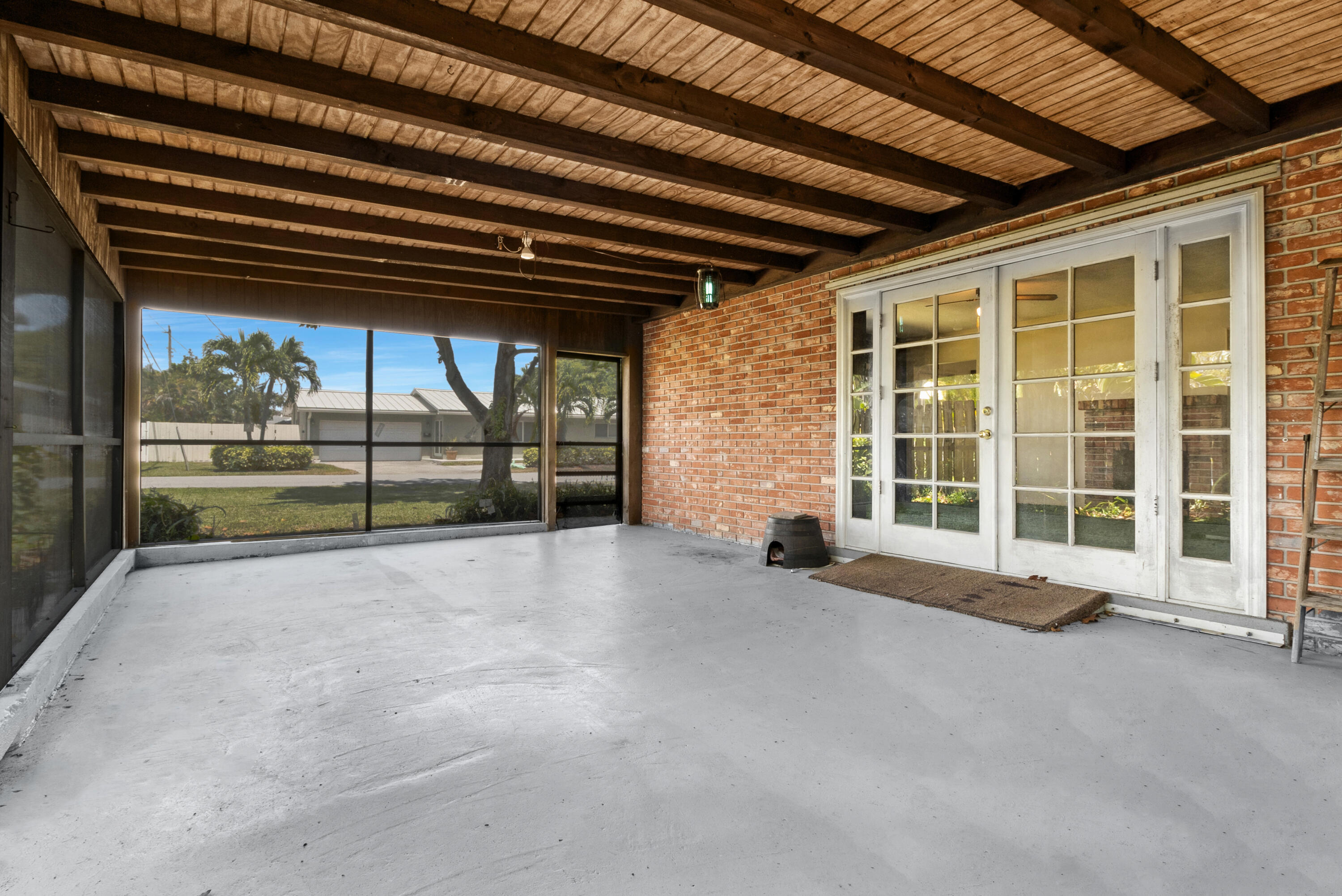 914 NE 8th Court