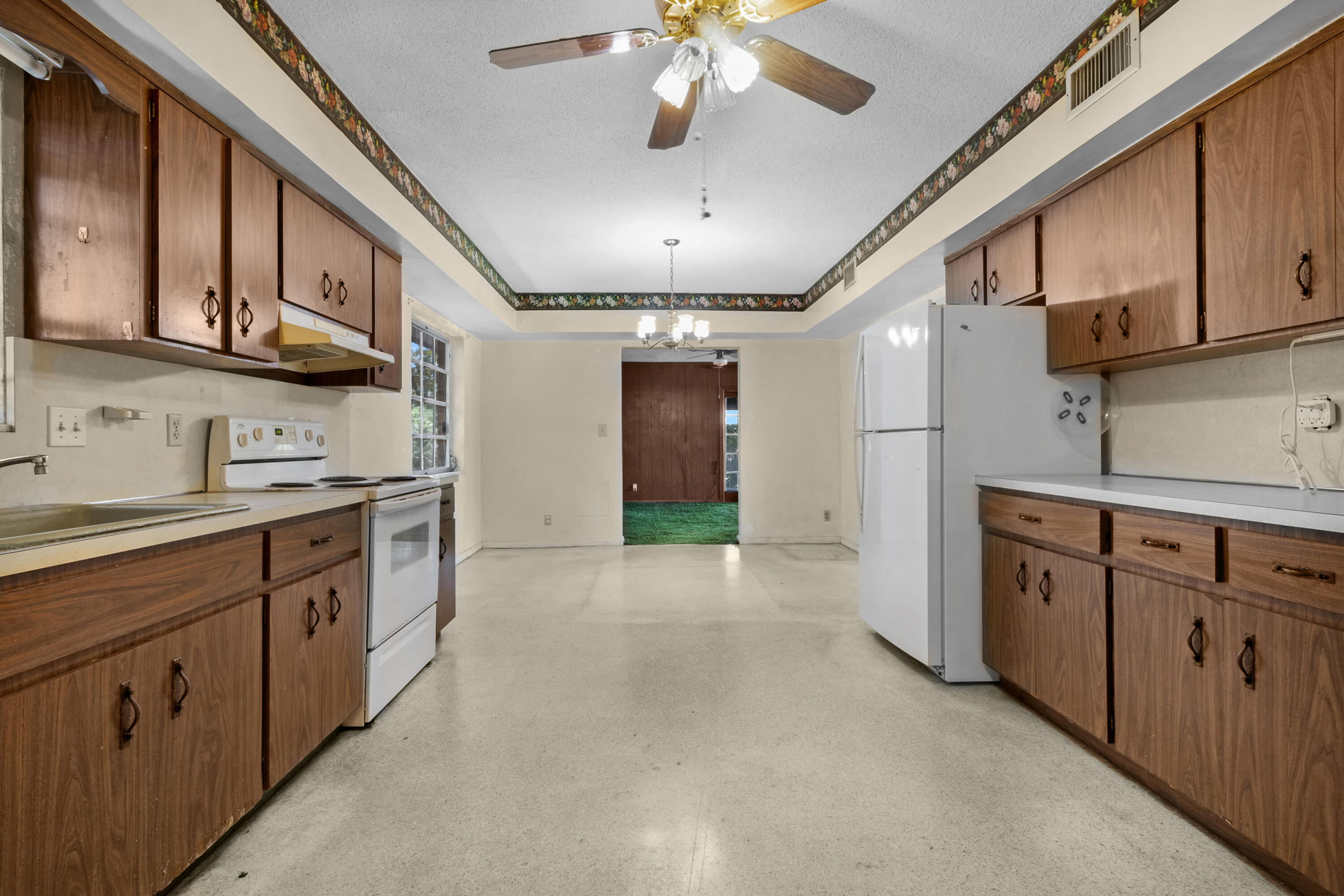 914 NE 8th Court