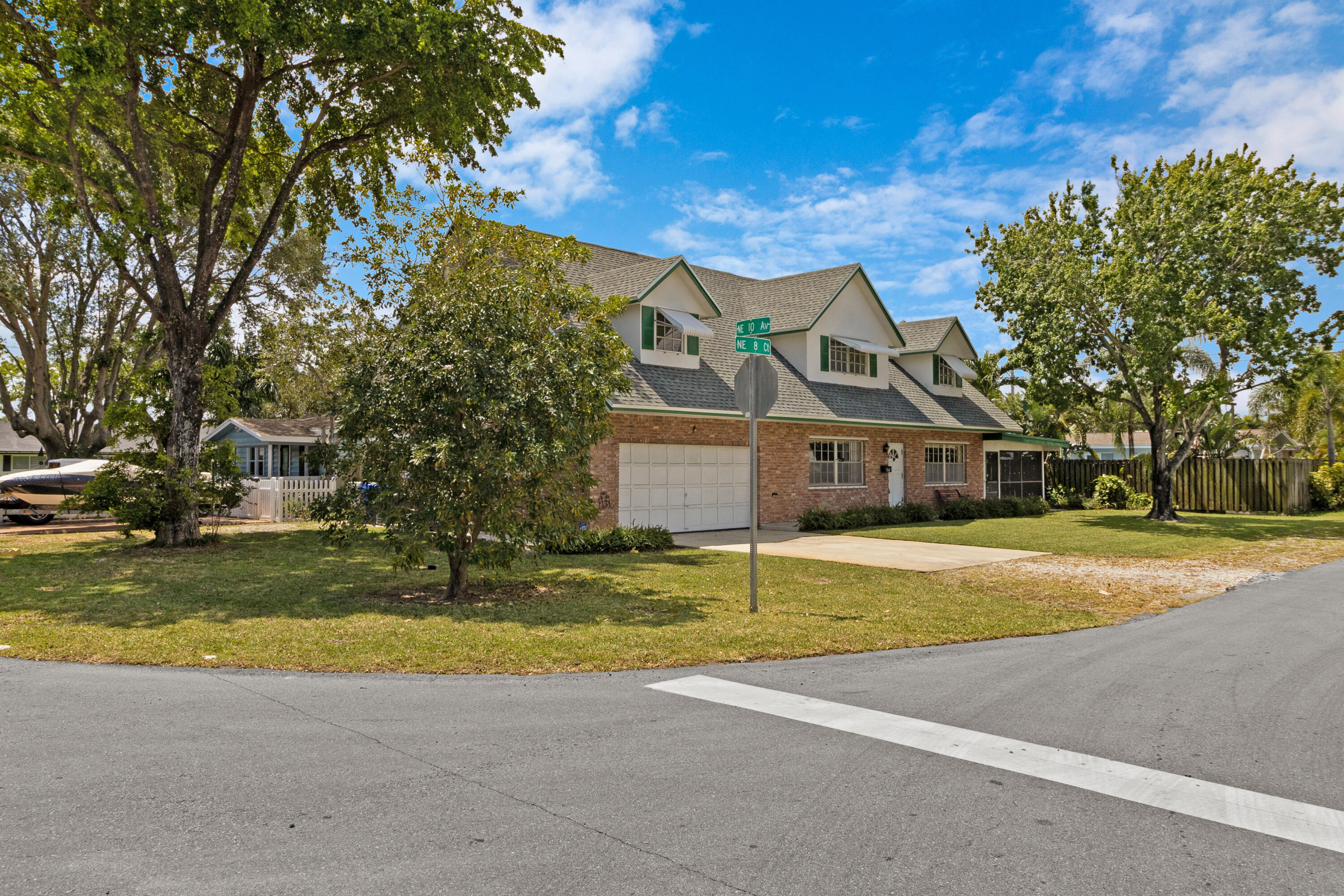 914 NE 8th Court