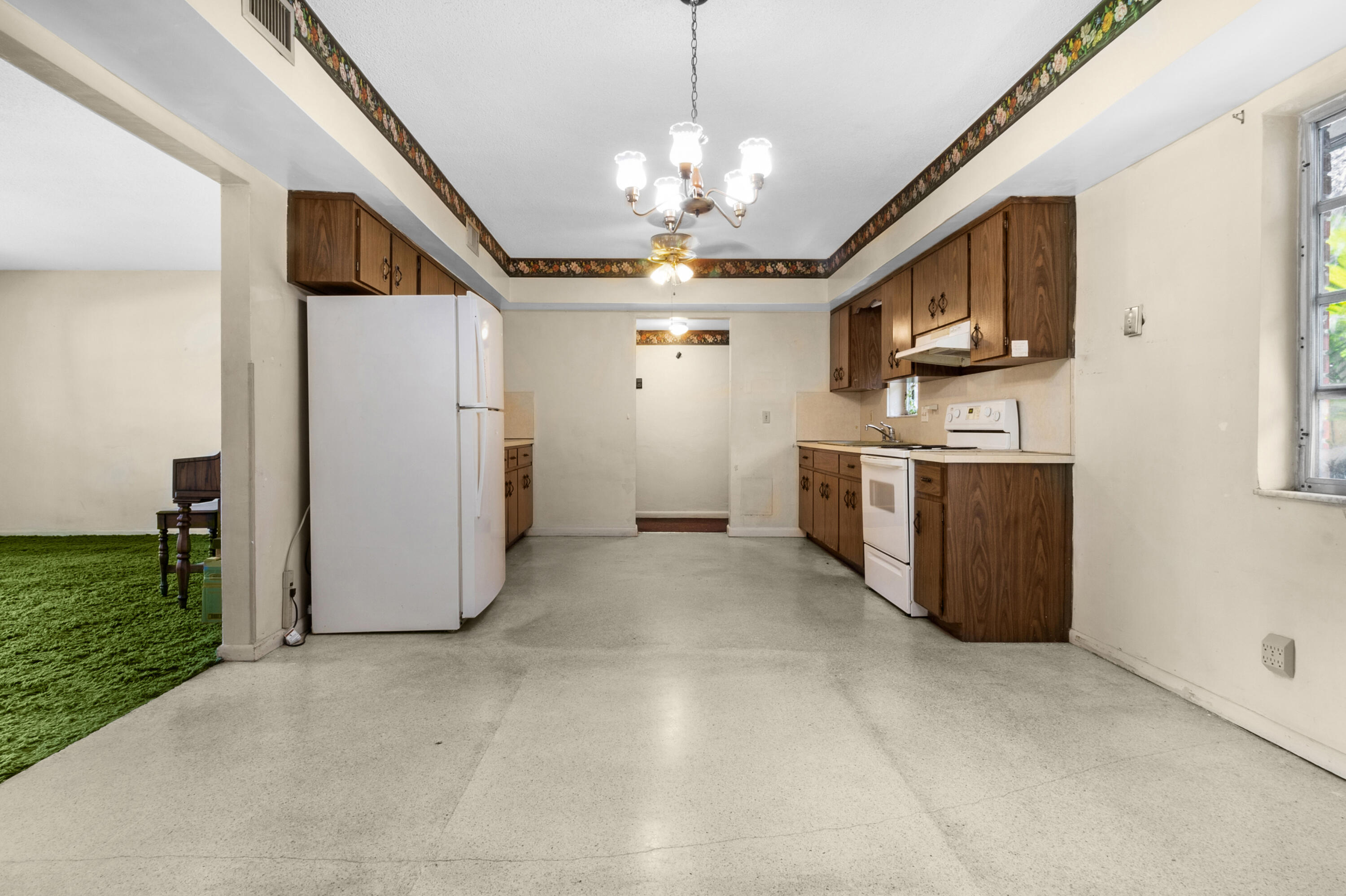 914 NE 8th Court