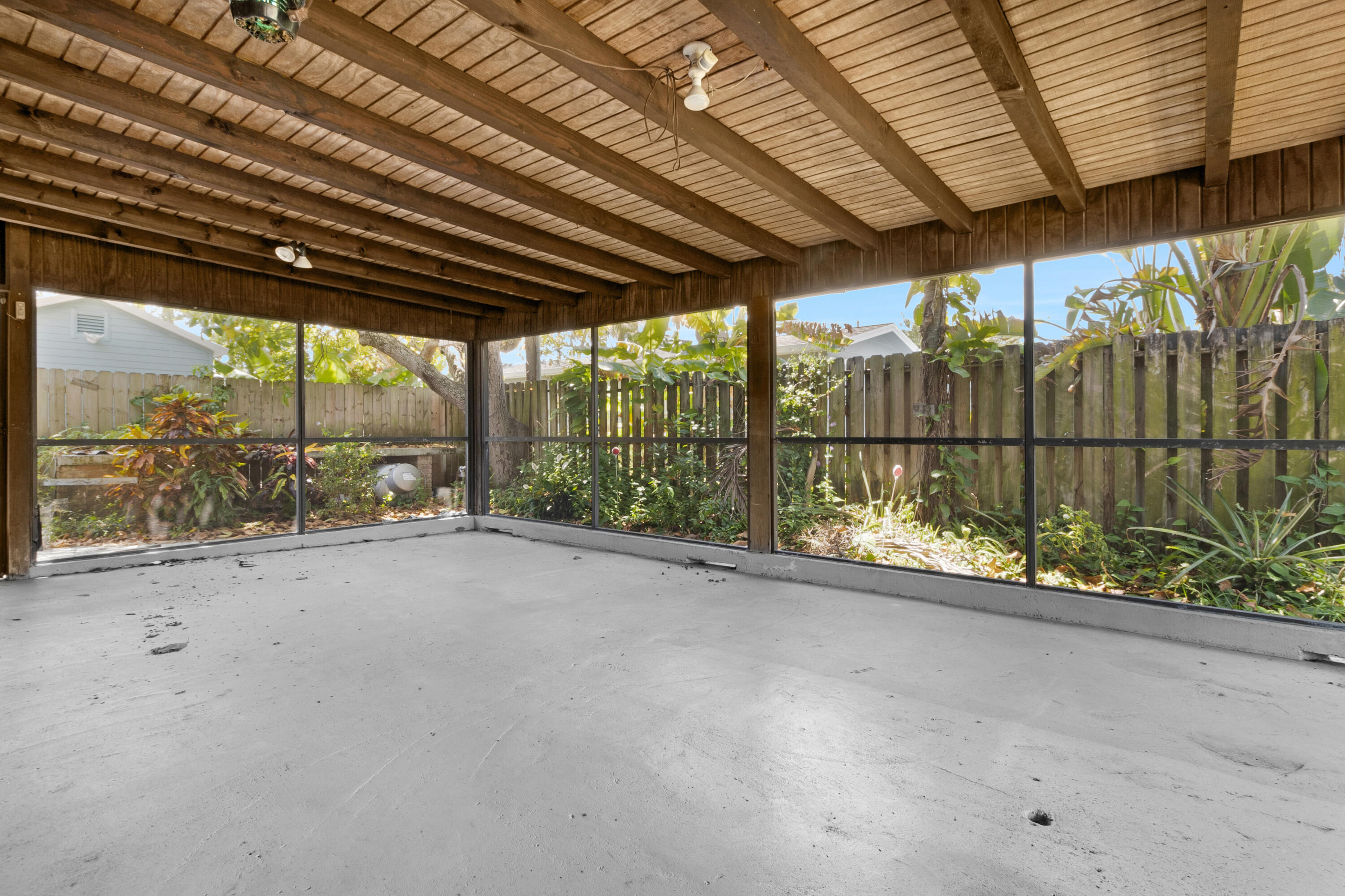 914 NE 8th Court