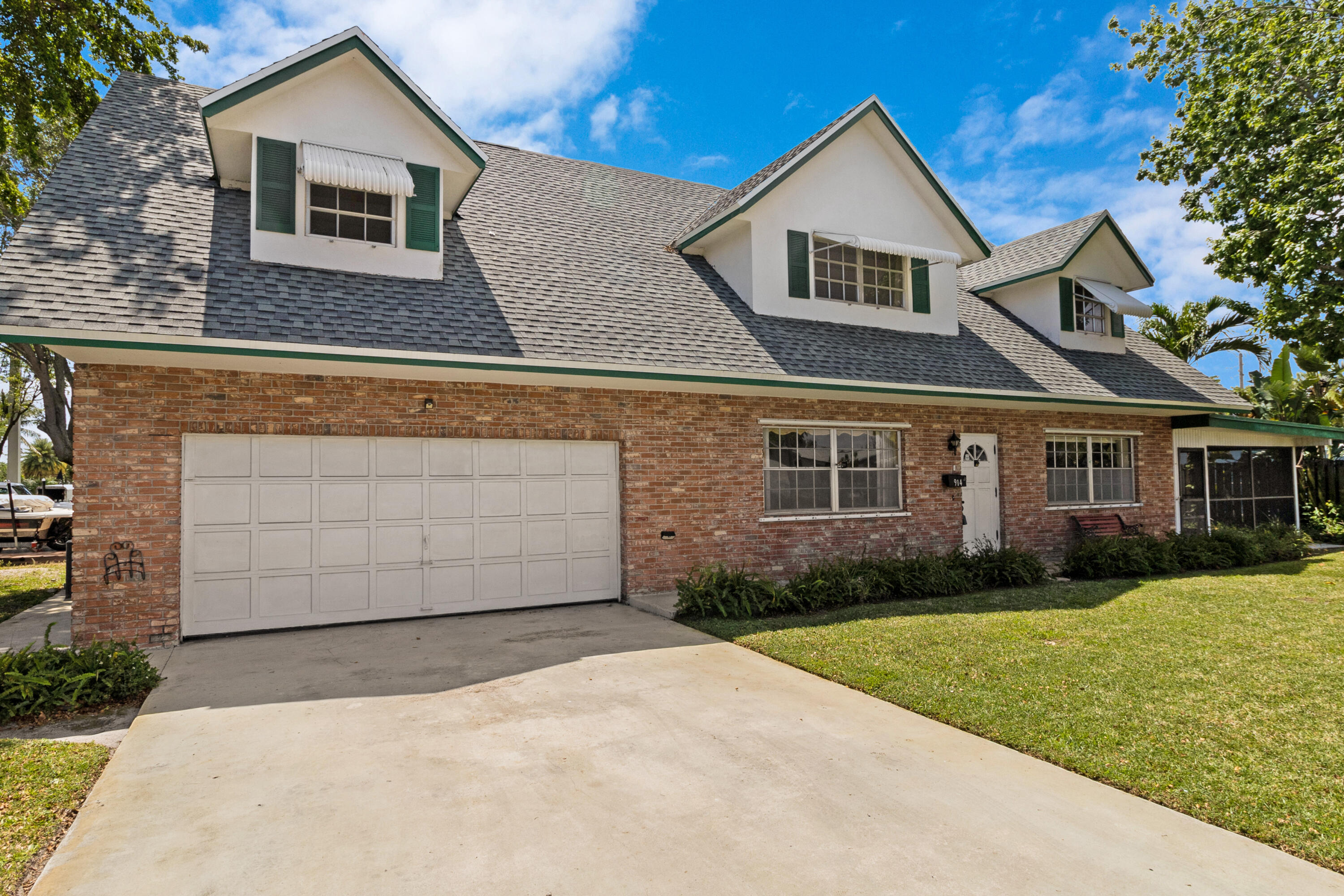914 NE 8th Court