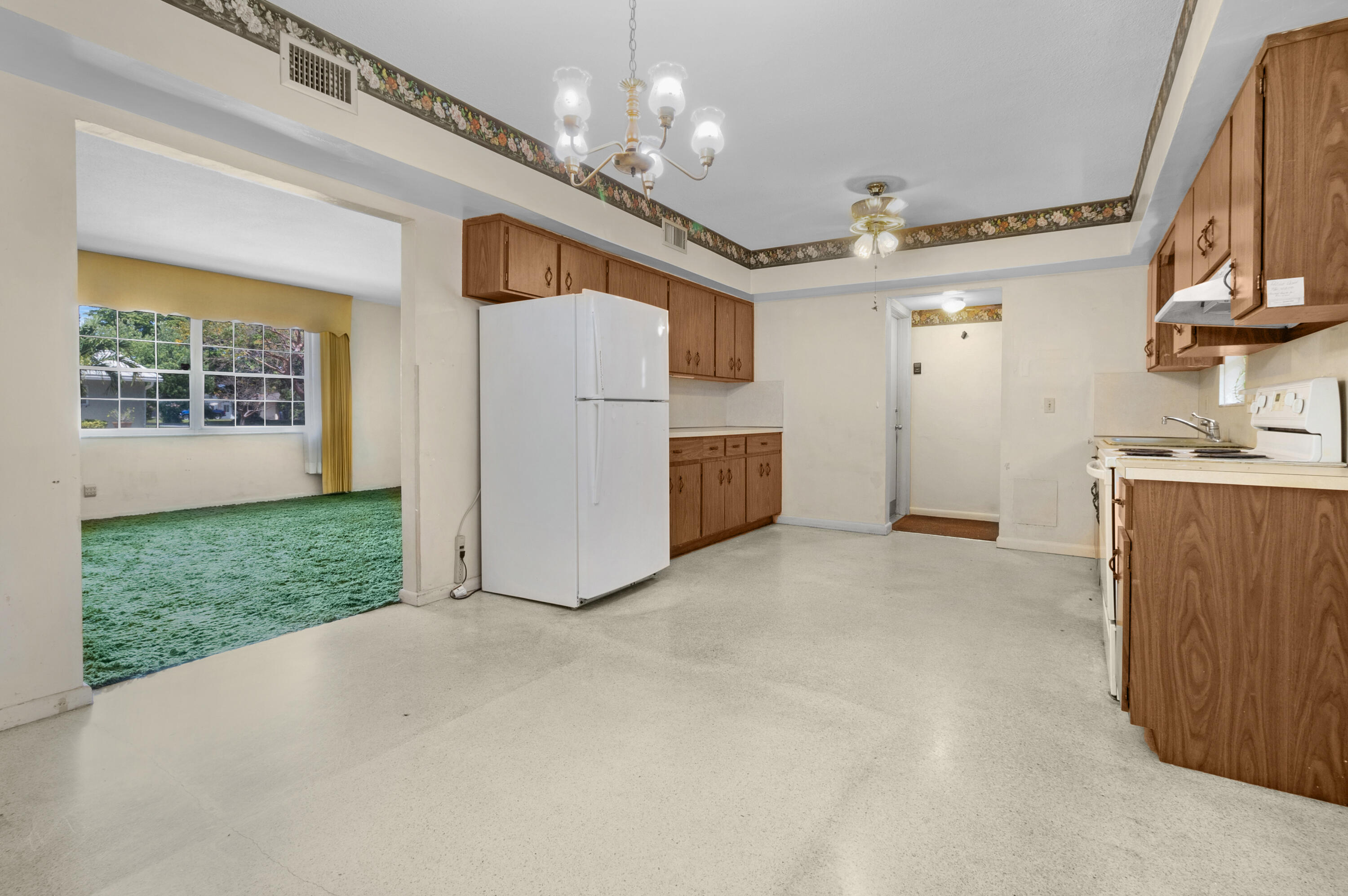 914 NE 8th Court