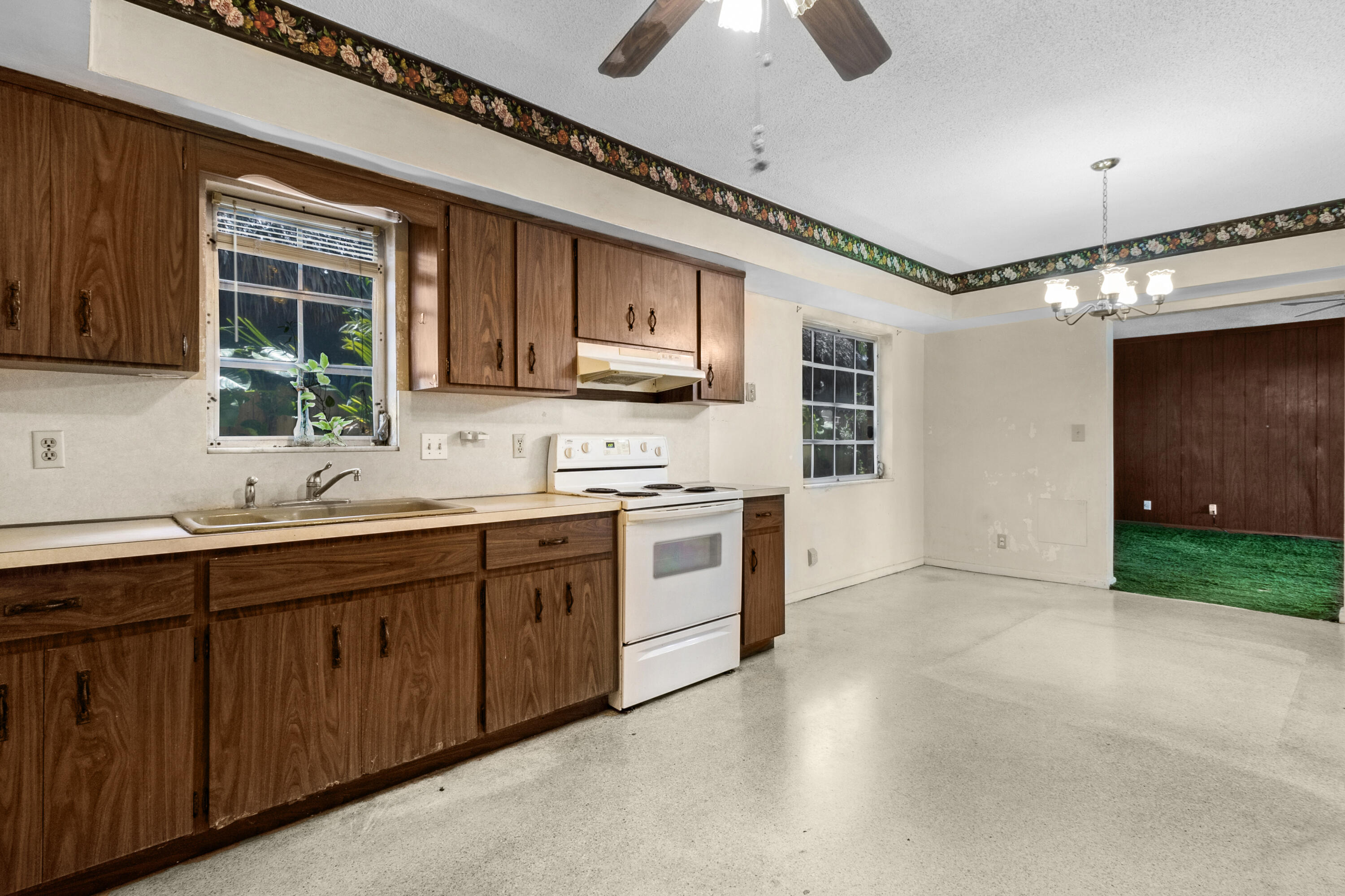 914 NE 8th Court
