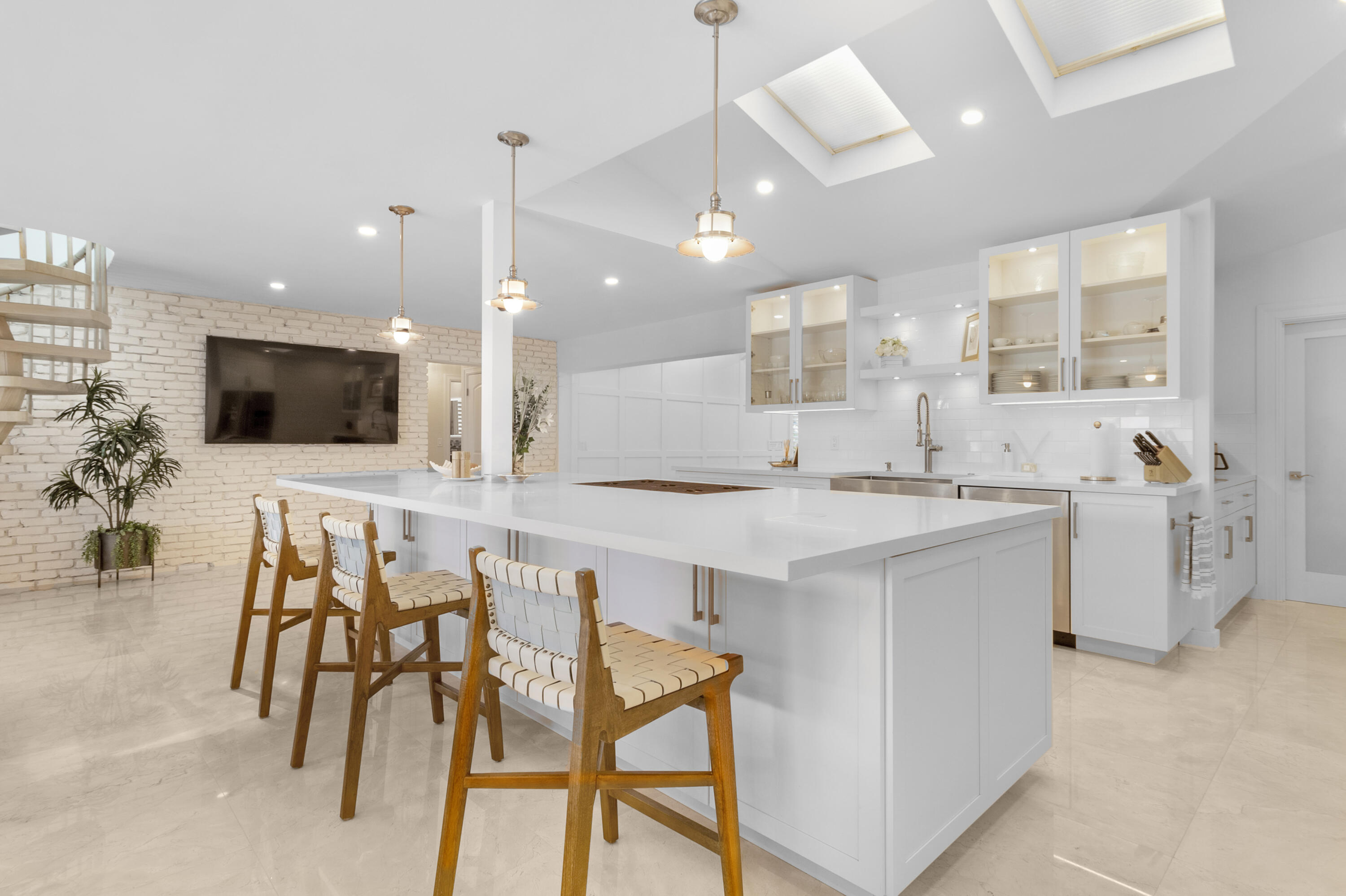 990 SE 7 Avenue