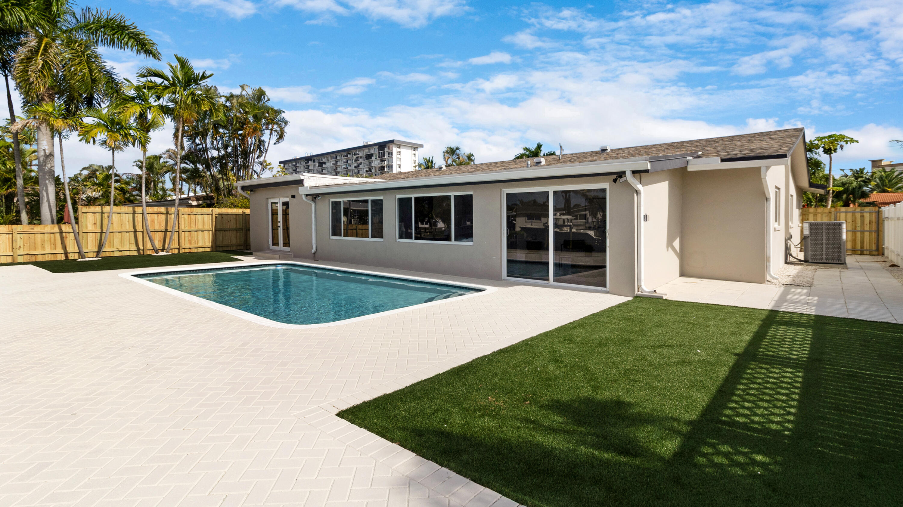 965 SE 10th Court