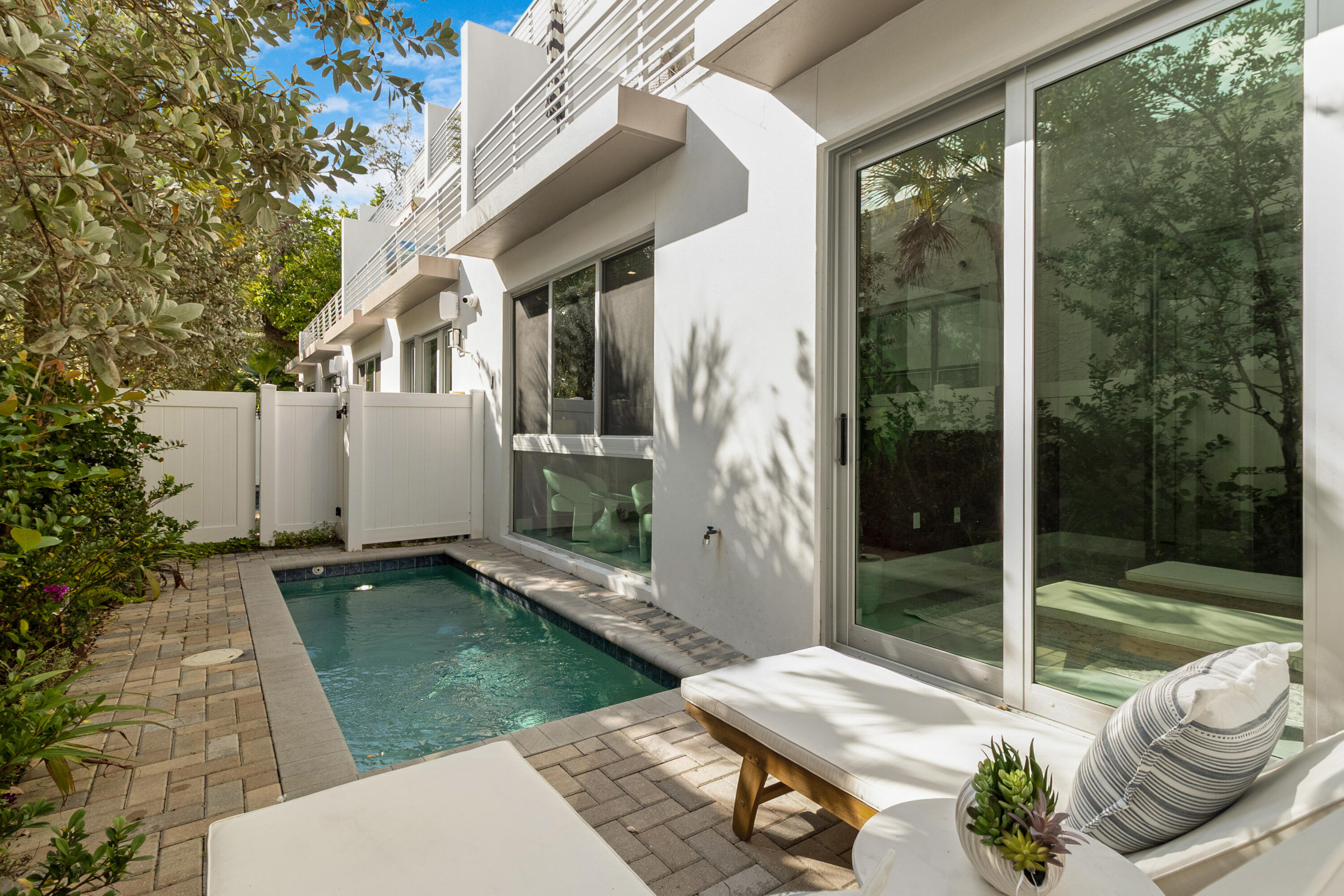 15 SE 11th Avenue